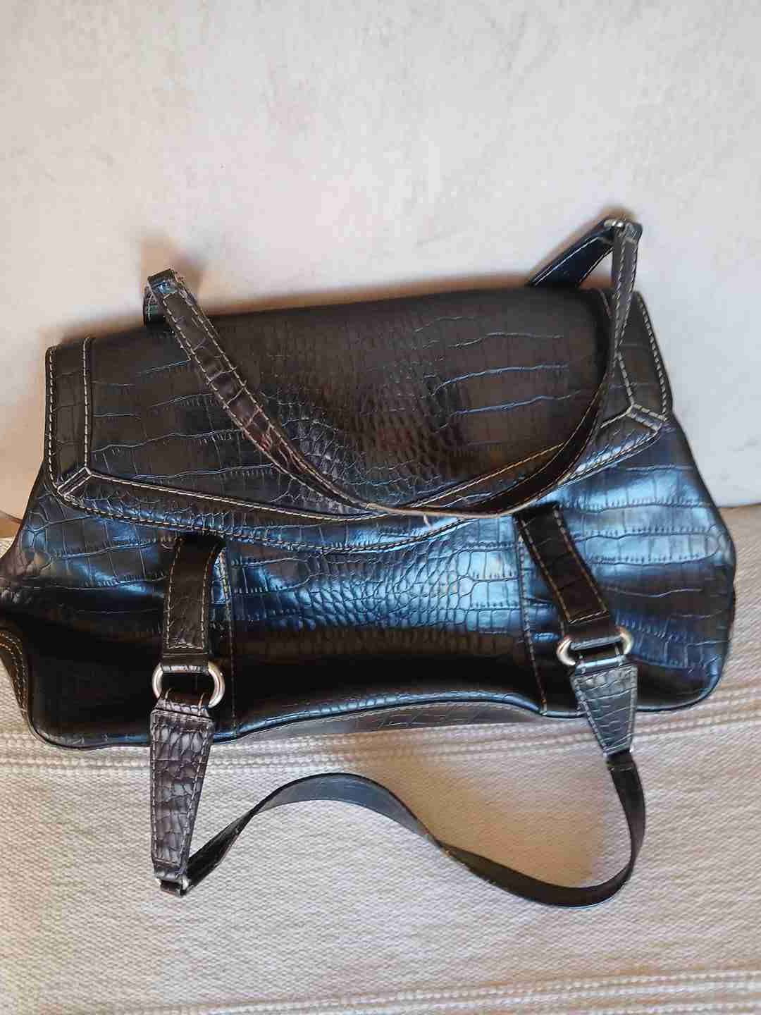 Bolso negro grande con detalle dorado - miniatura 2