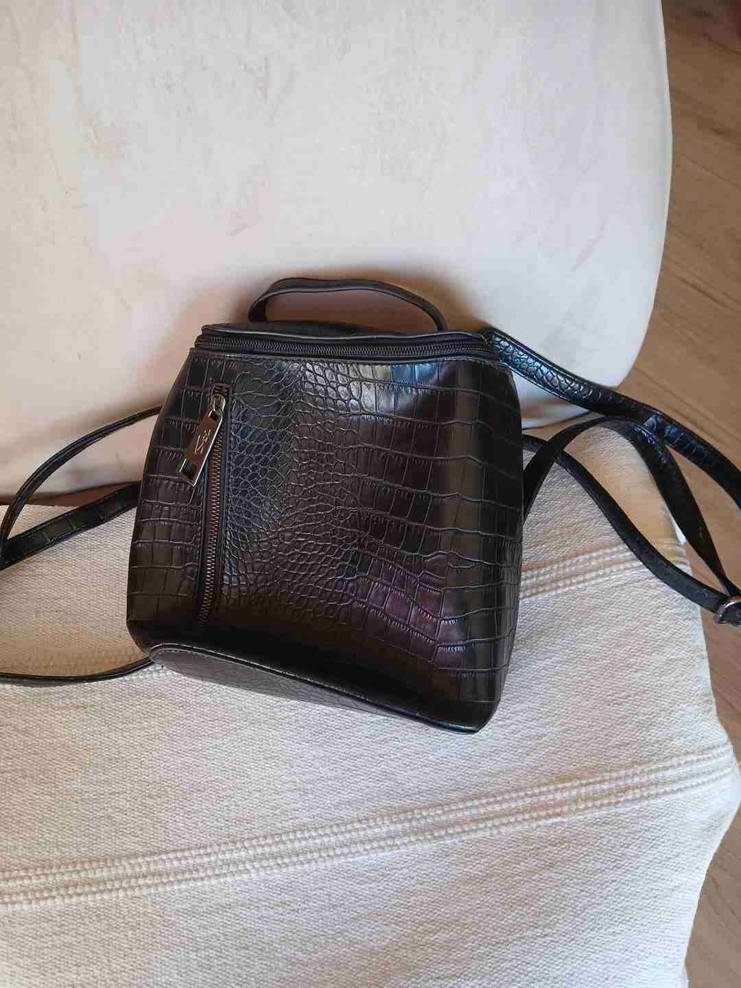 Bolso negro grande con detalle dorado - miniatura 3