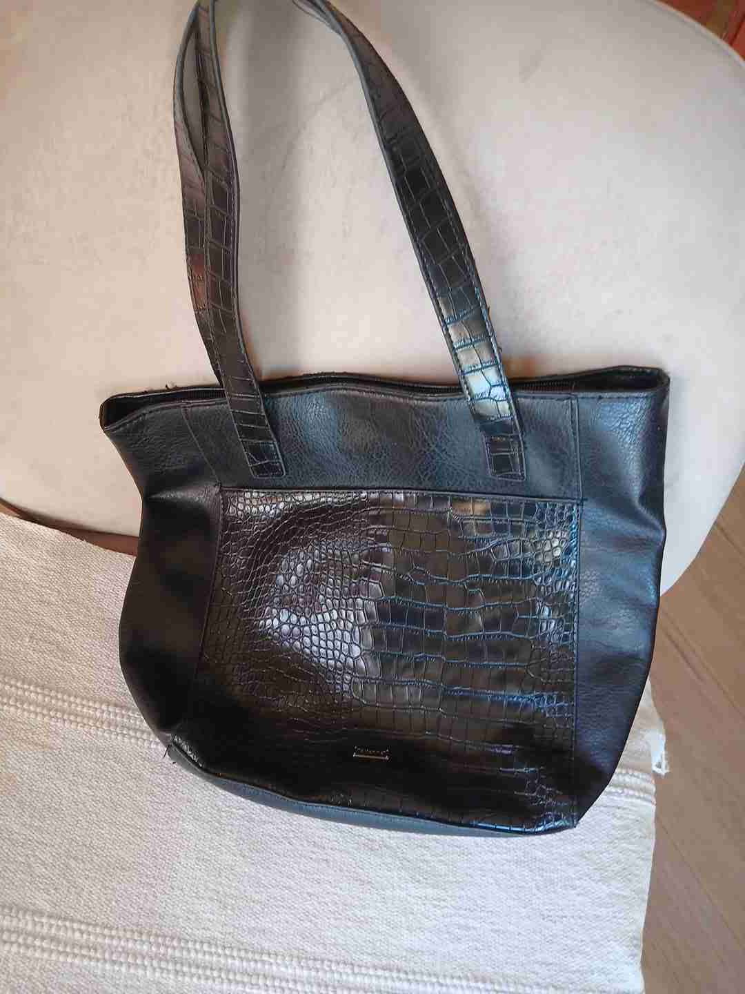 Bolso negro grande con detalle dorado - miniatura 5