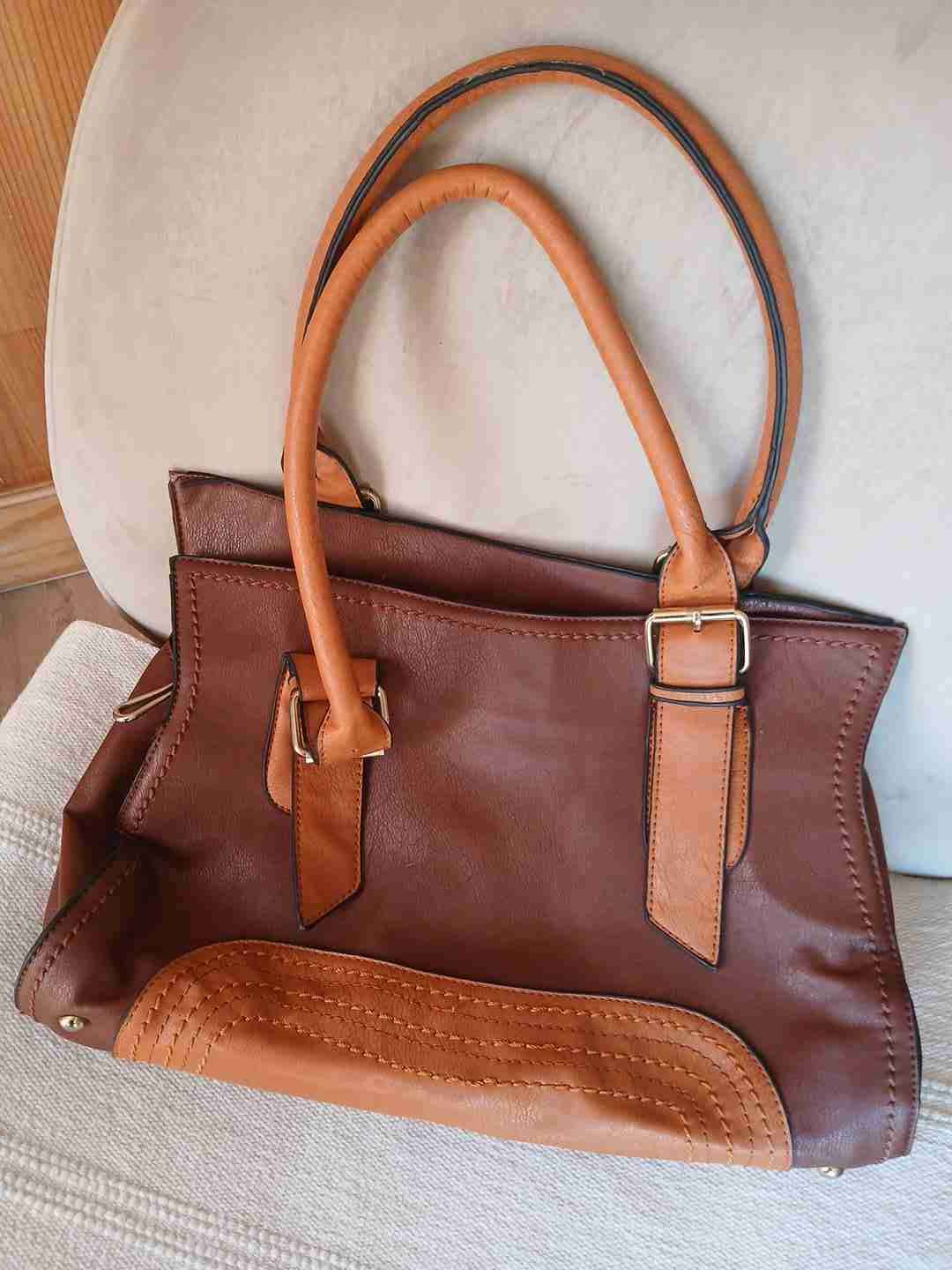 Bolso negro grande con detalle dorado - miniatura 6