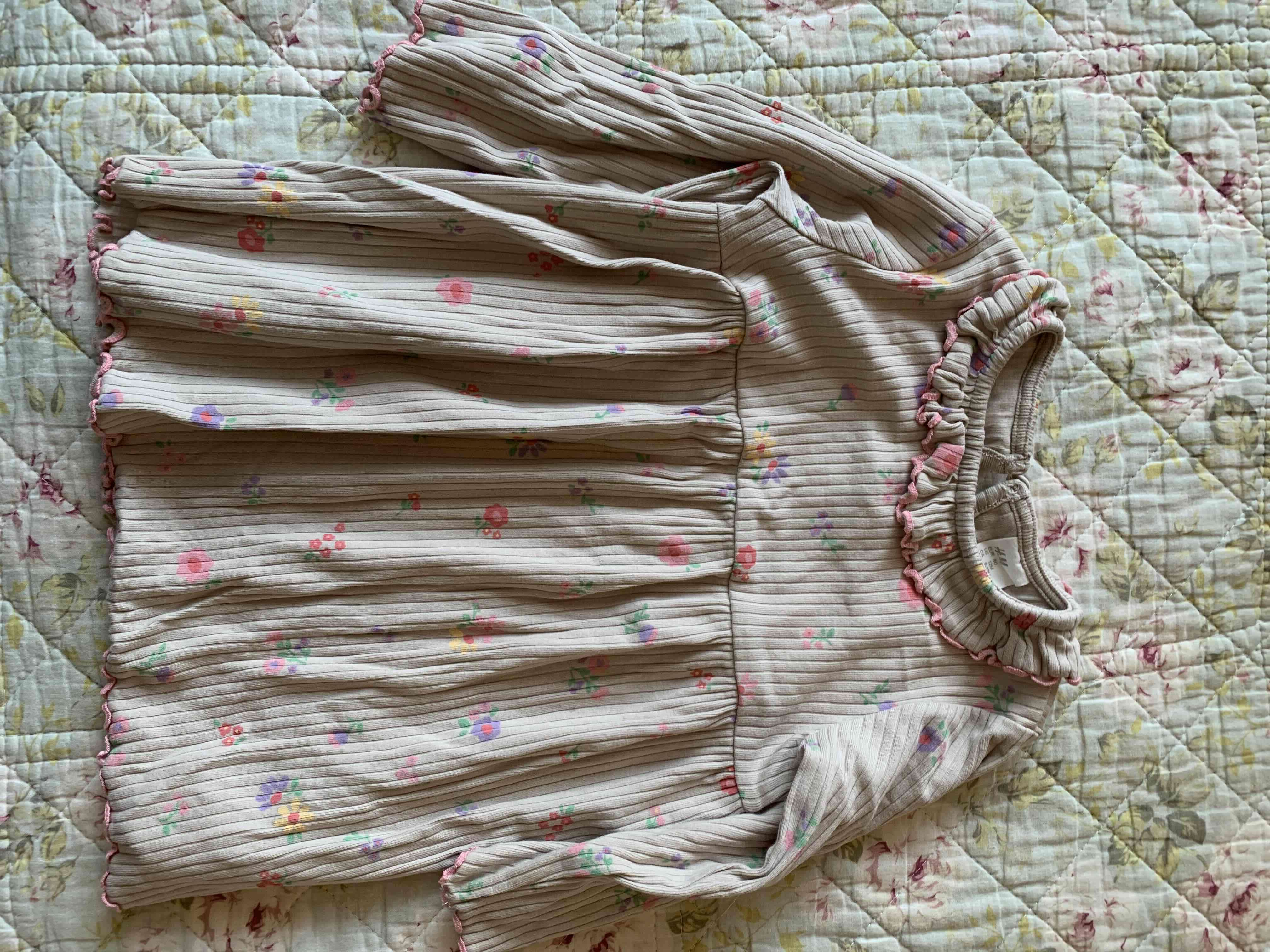 Vestido infantil floreado beige