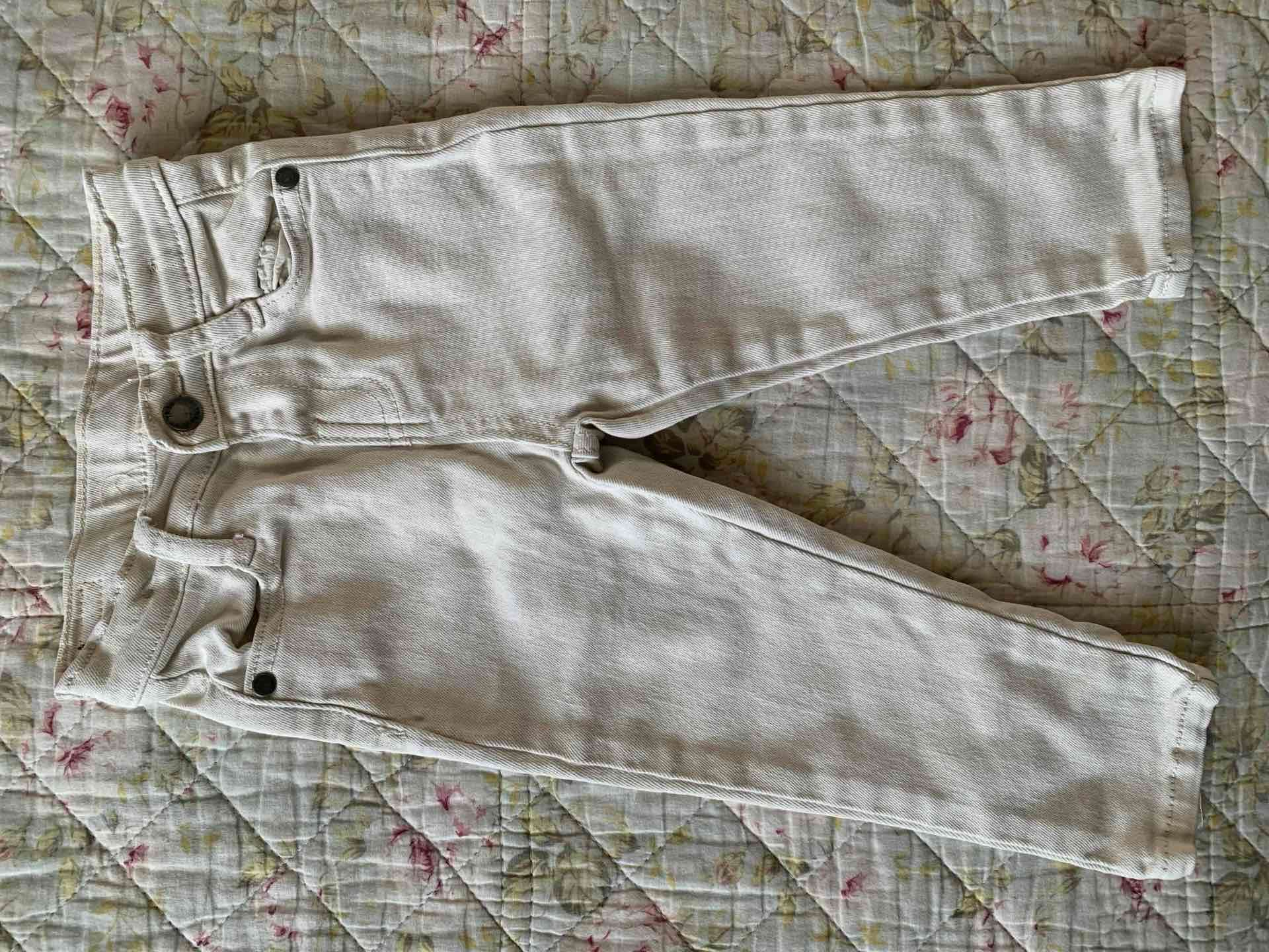 Pantalones de mezclilla beige.