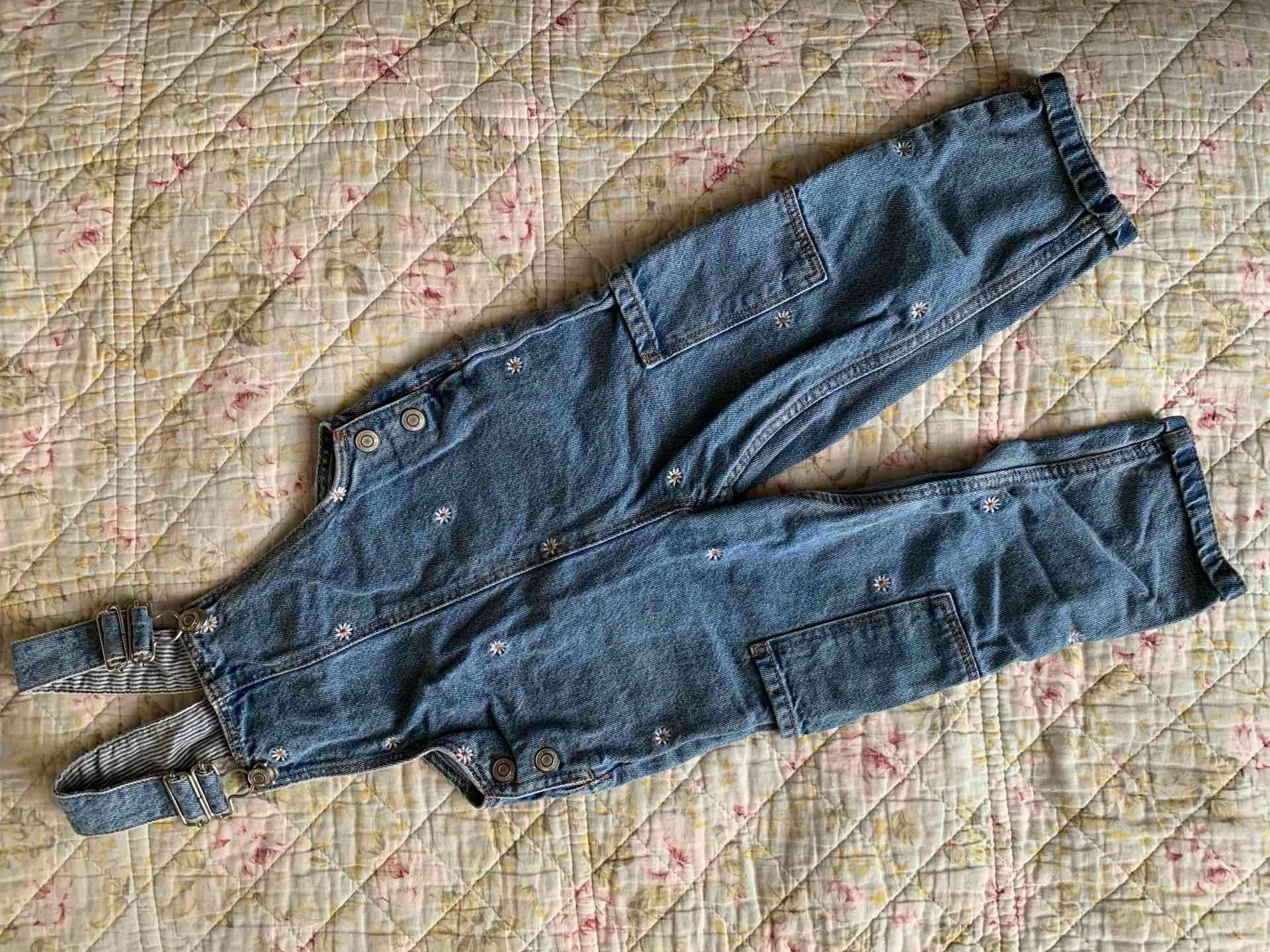 Jardinera de mezclilla bordada