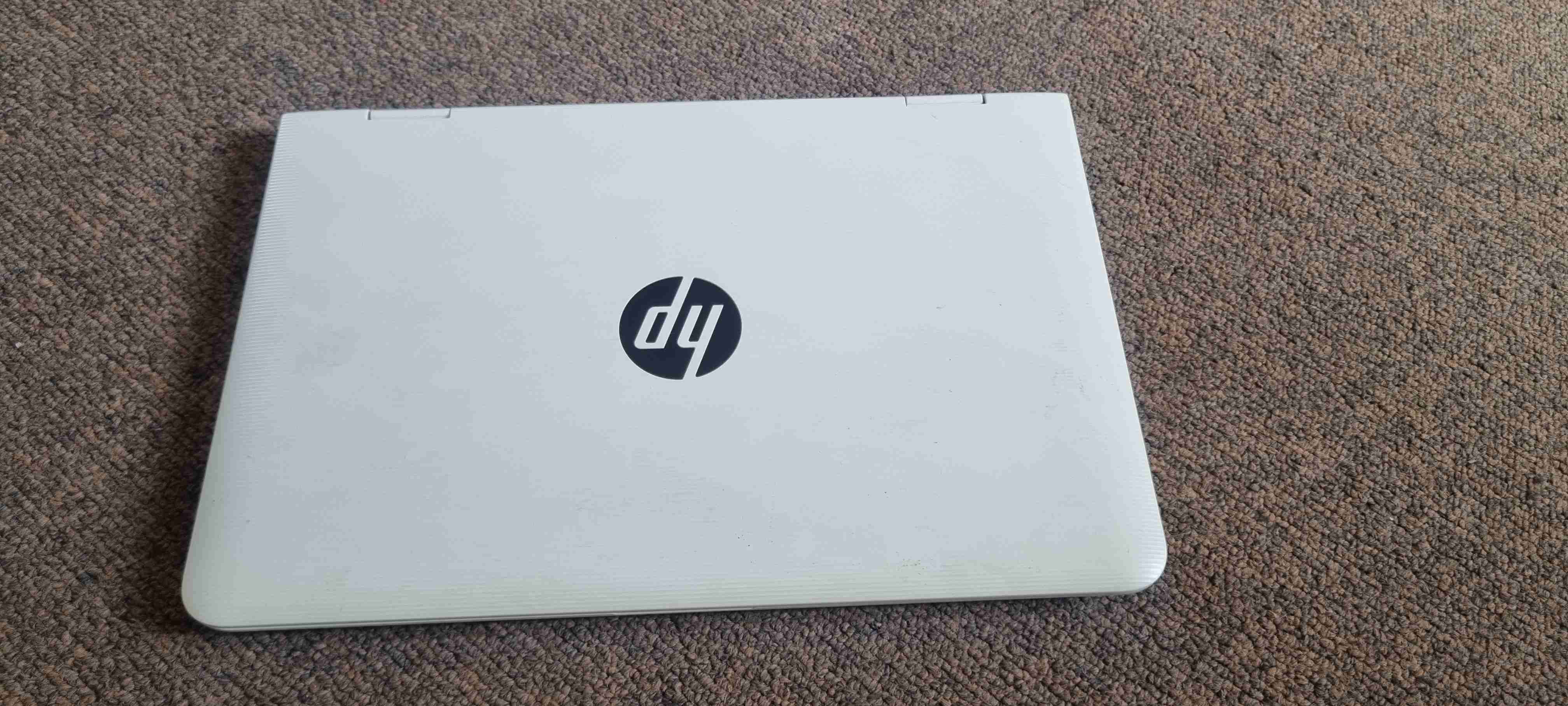 Laptop HP blanca usada - miniatura 1