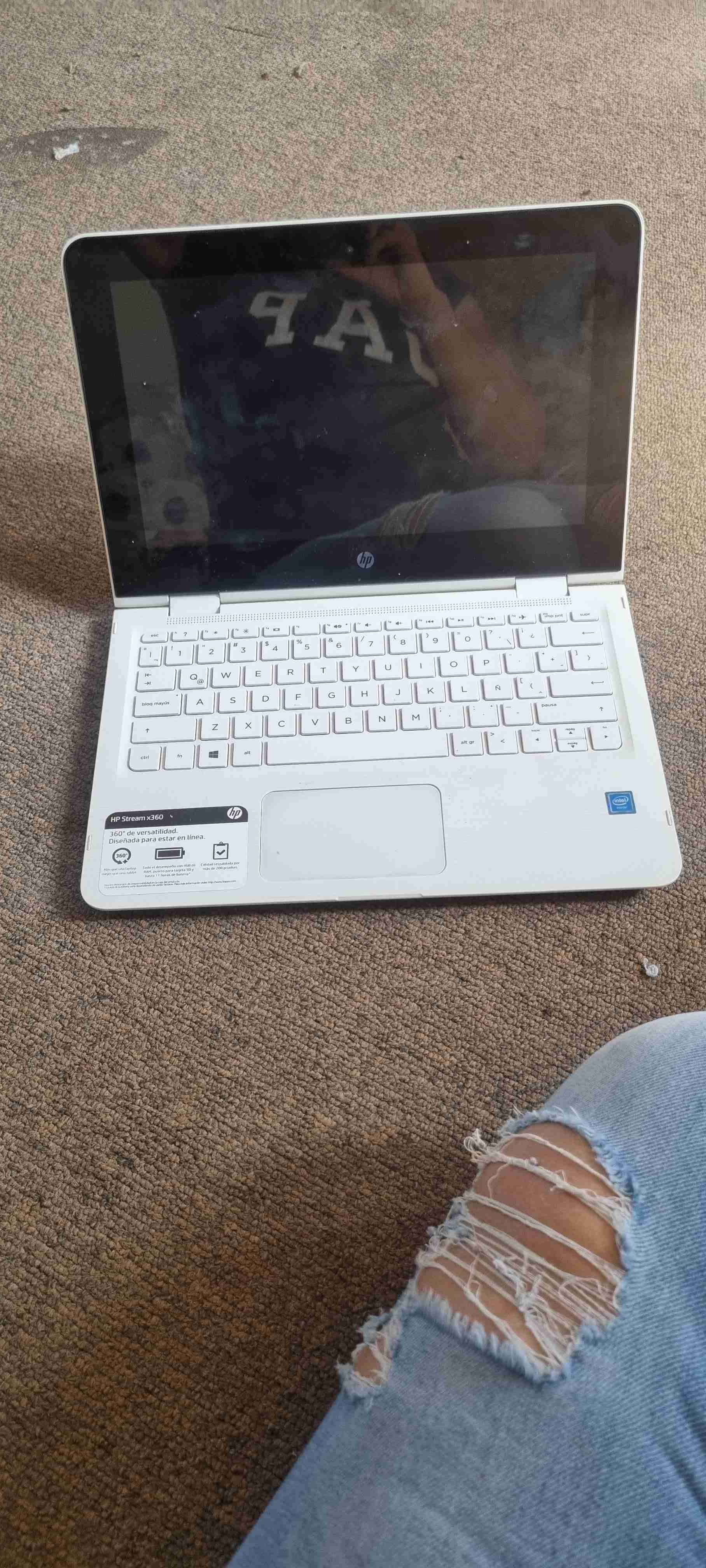 Laptop HP blanca usada - miniatura 5