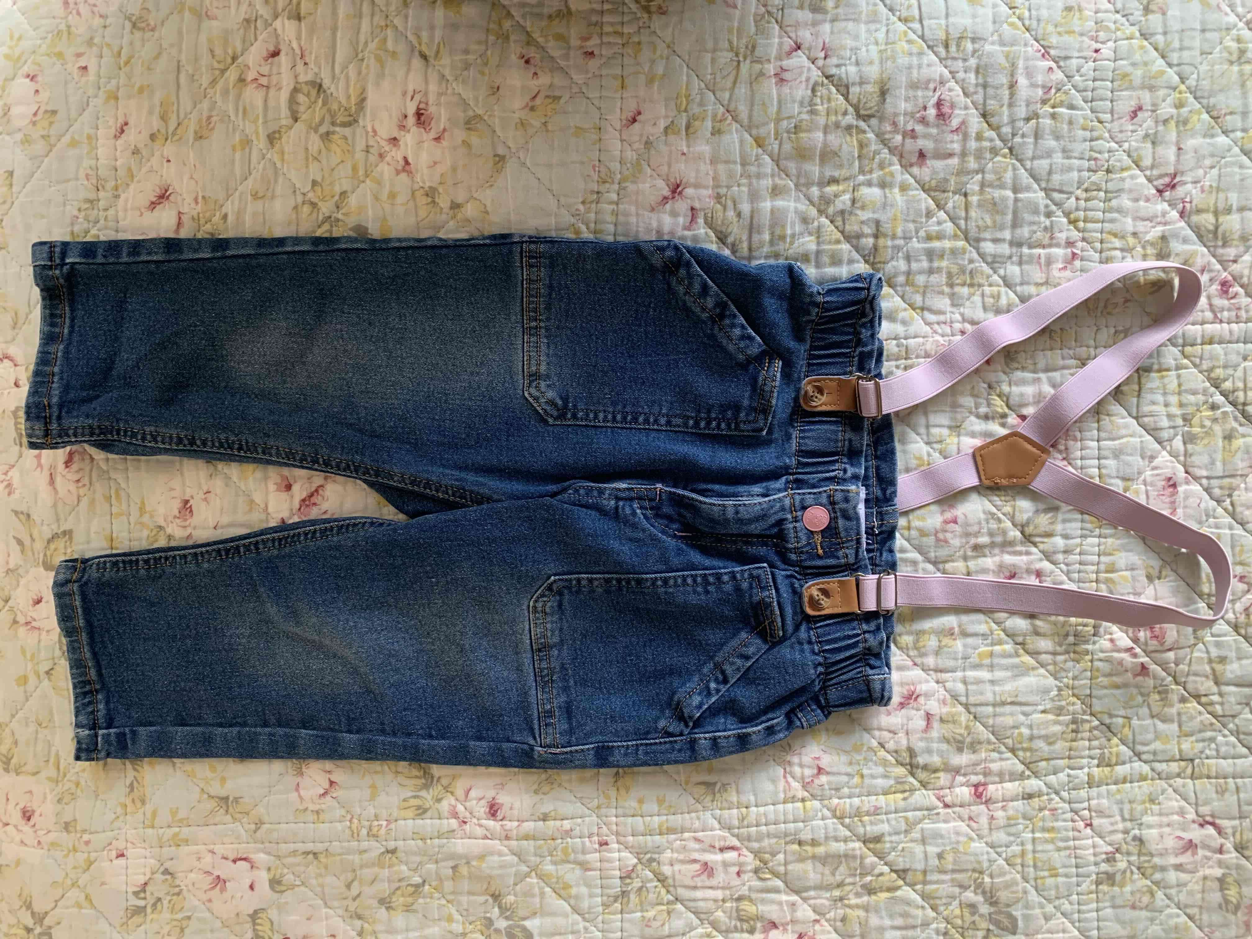 Pantalones de mezclilla con tirantes