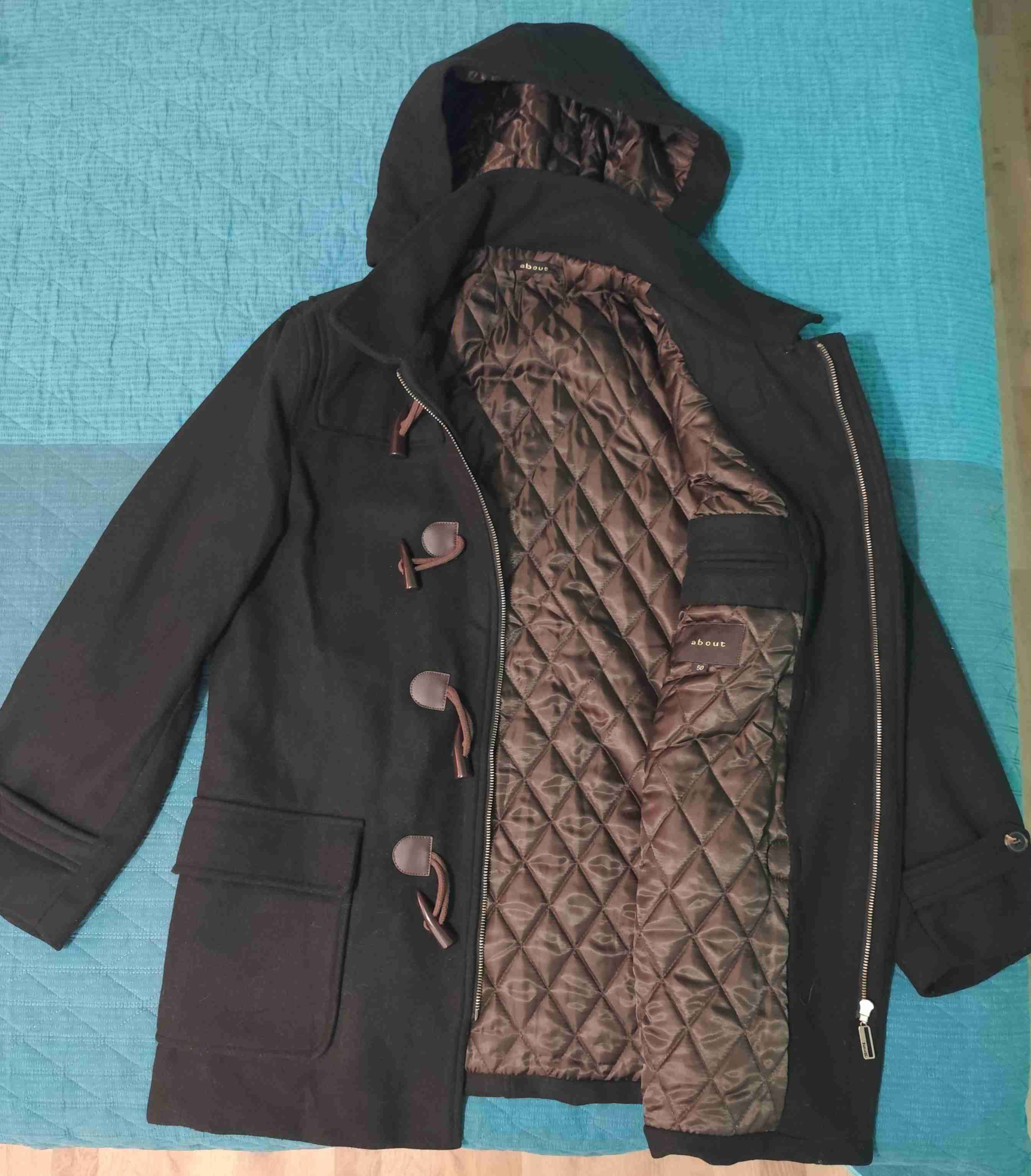 Abrigo negro con capucha desmontable - 1