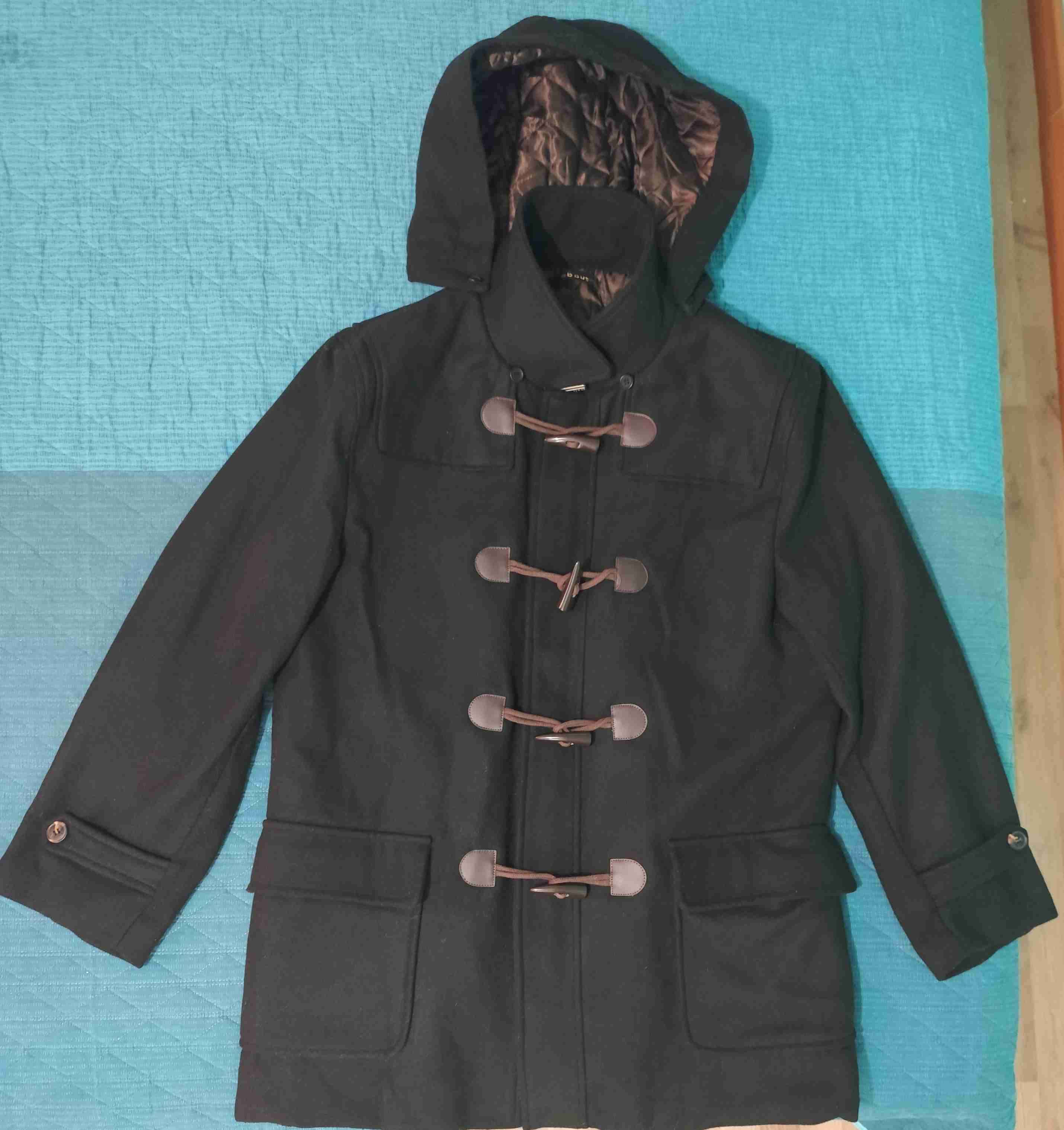 Abrigo negro con capucha desmontable - 3