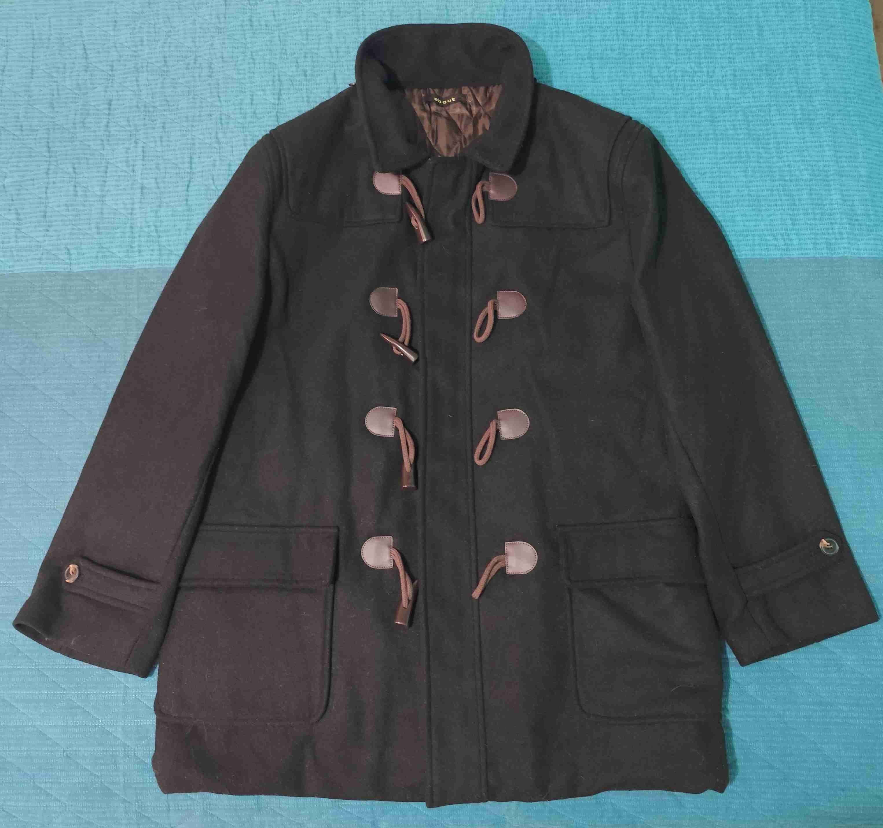 Abrigo negro con capucha desmontable - 4