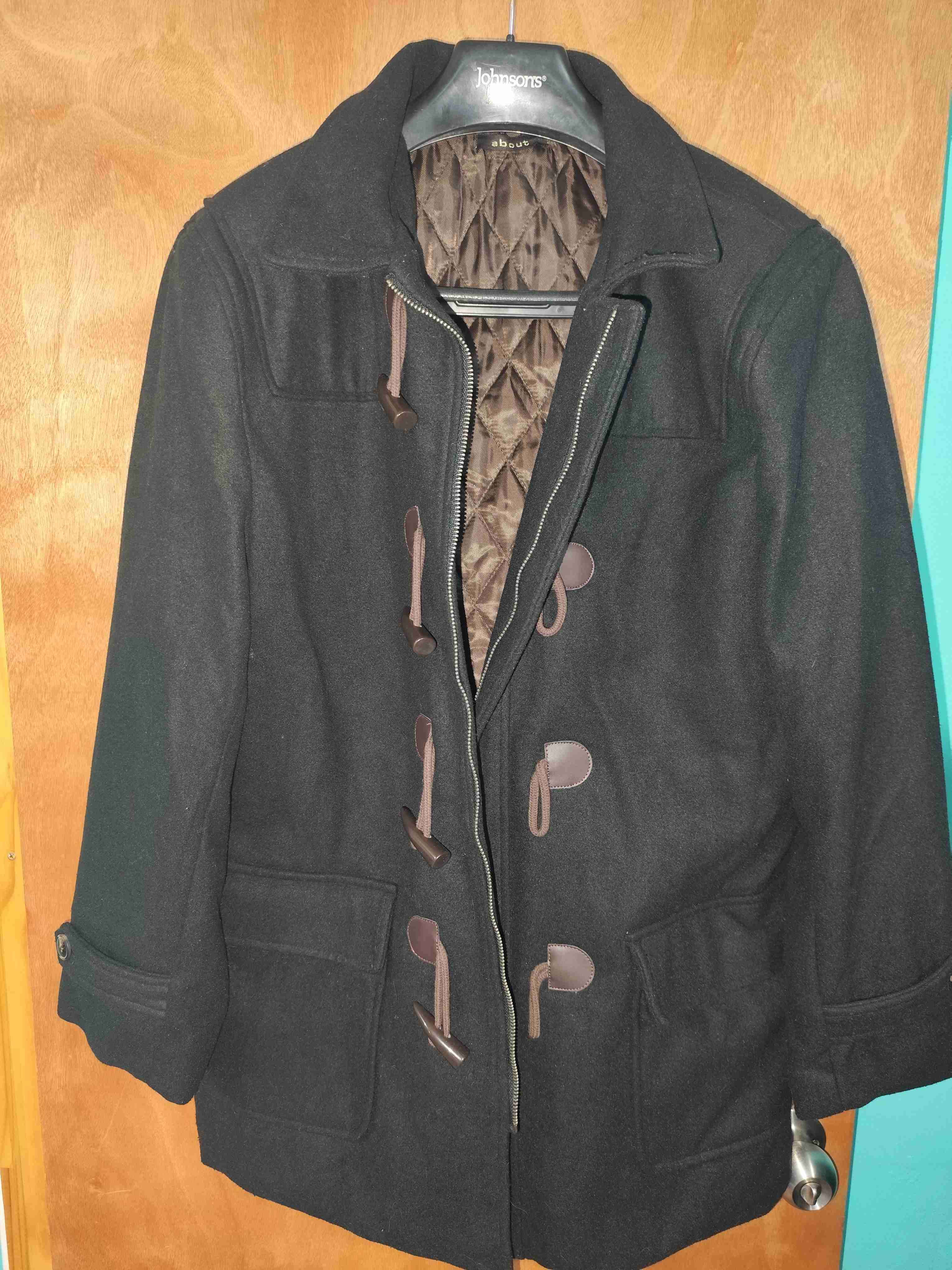 Abrigo negro con capucha desmontable - 6