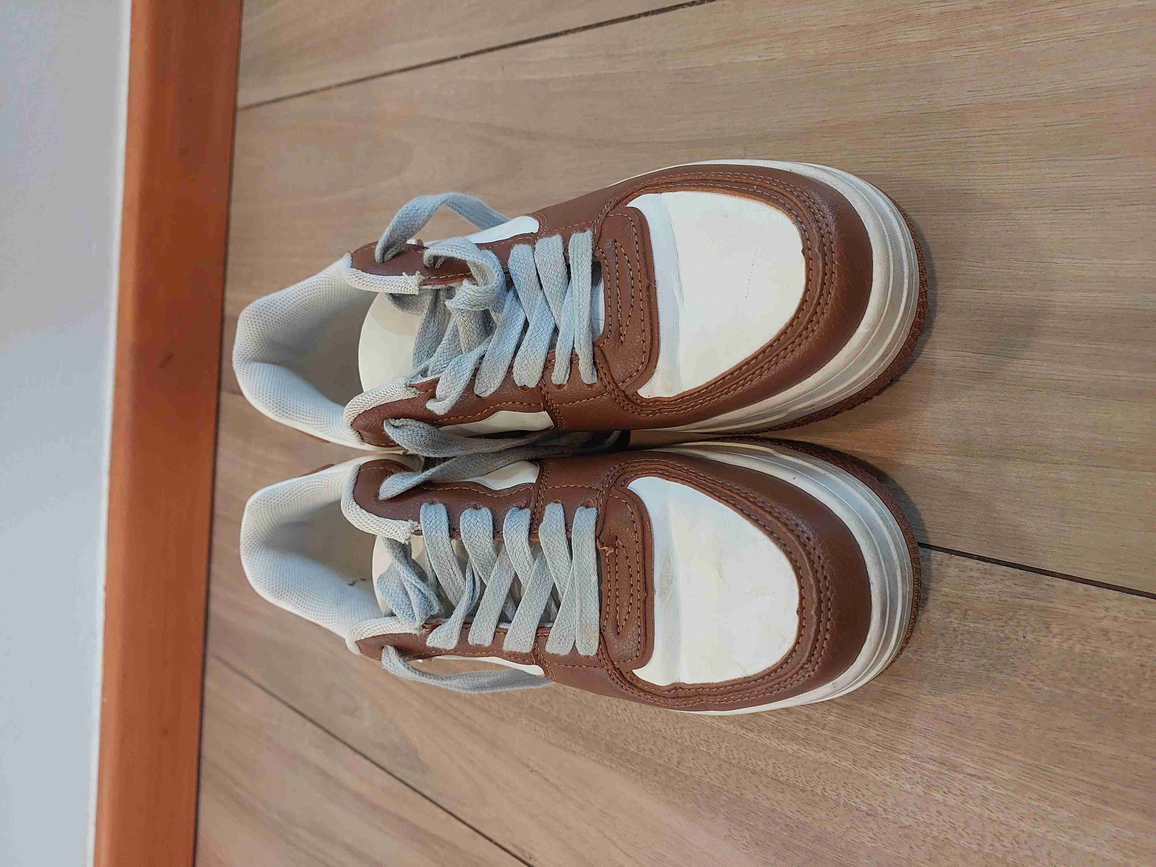 Zapatillas deportivas blancas y café - miniatura 2