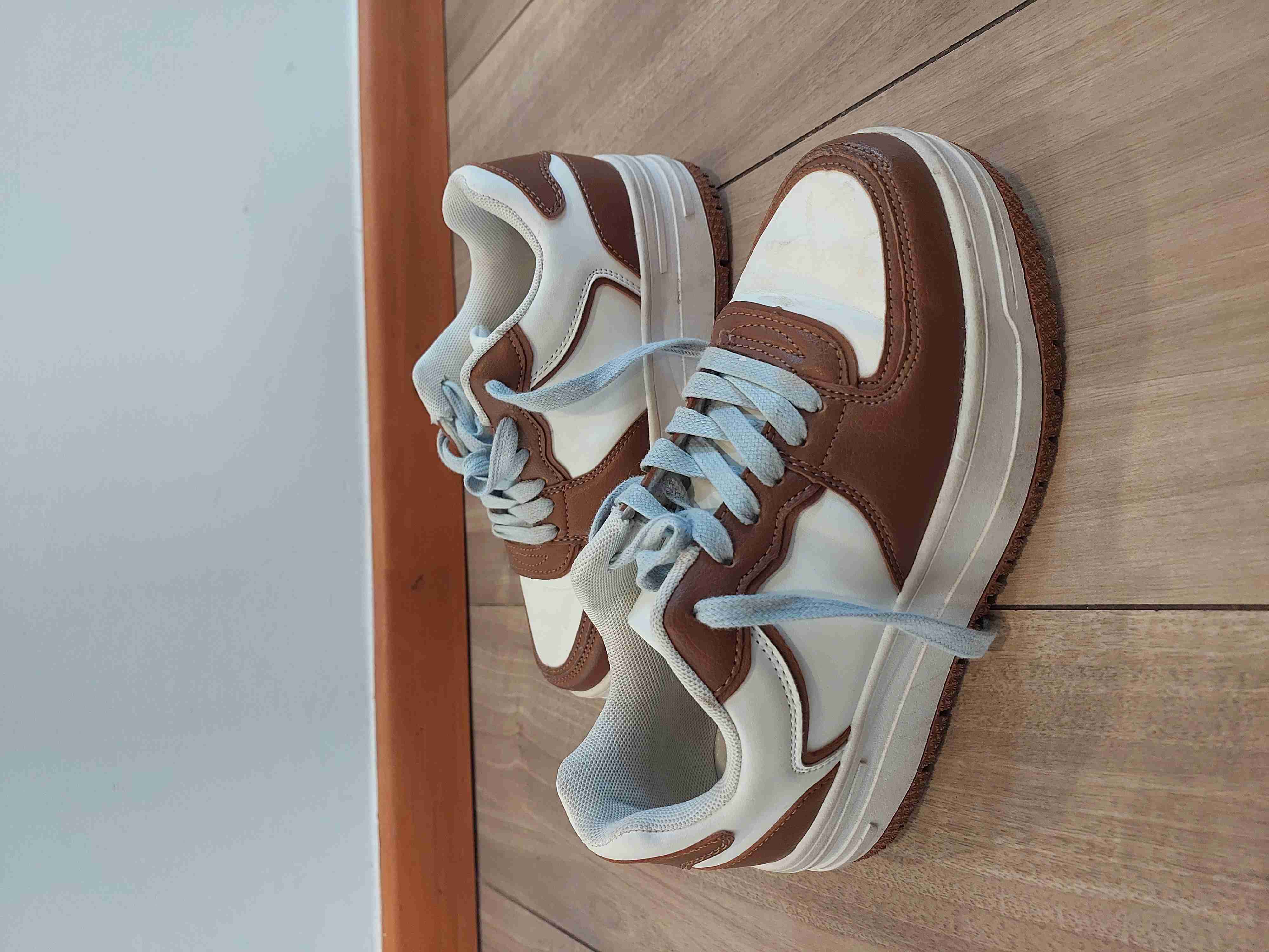 Zapatillas deportivas blancas y café - miniatura 3