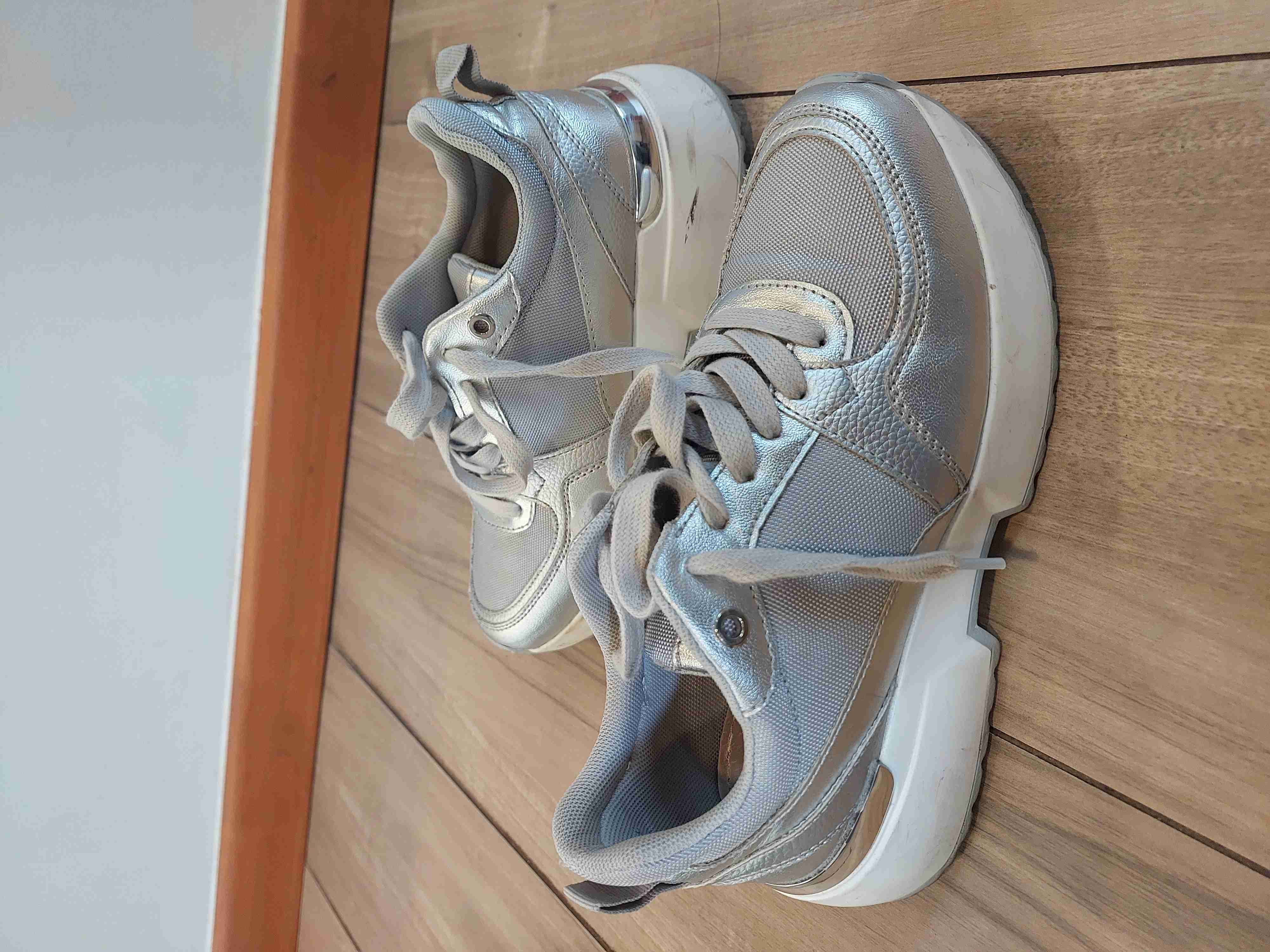 Zapatillas plateadas deportivas - 1