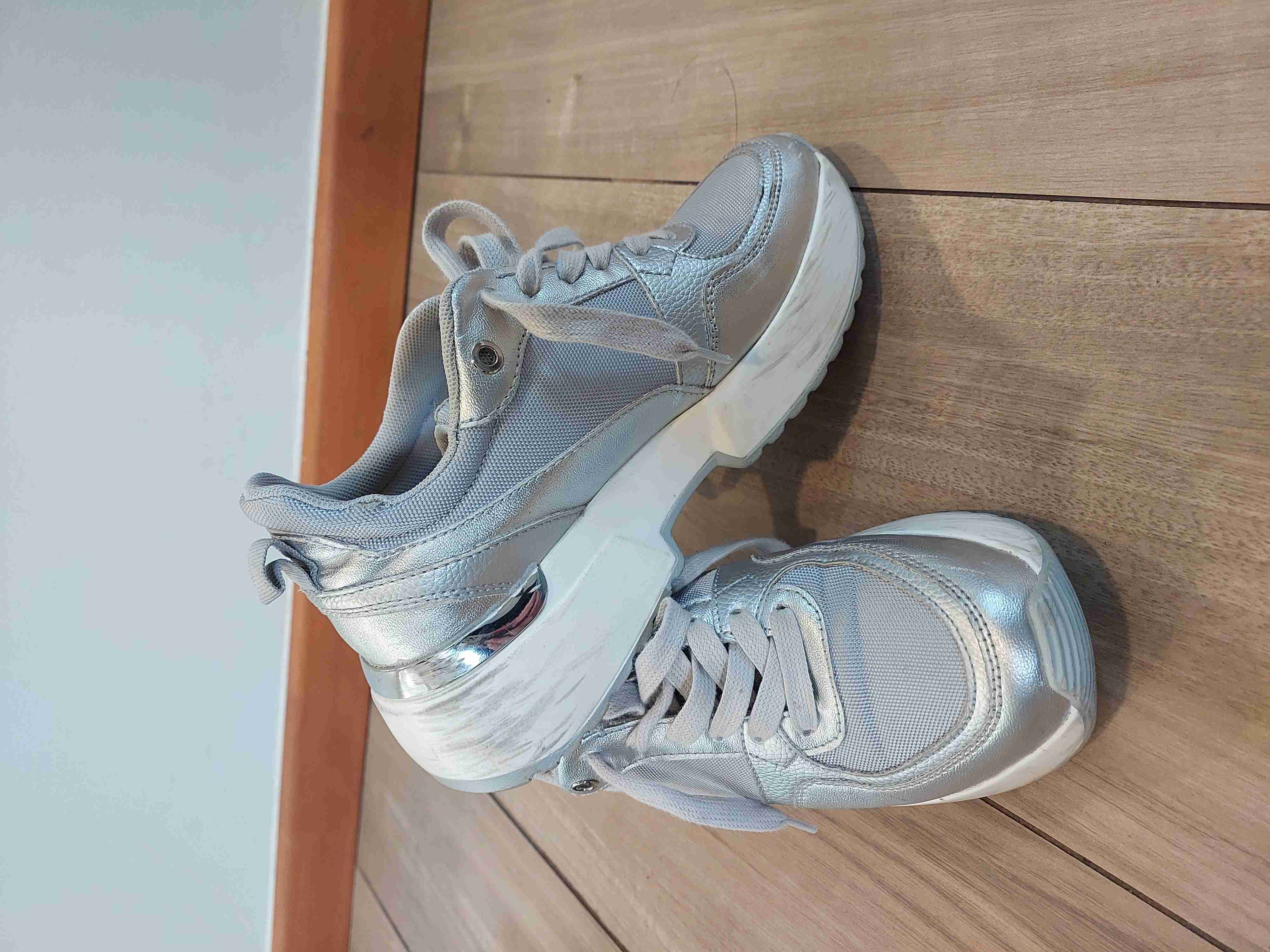 Zapatillas plateadas deportivas - 2