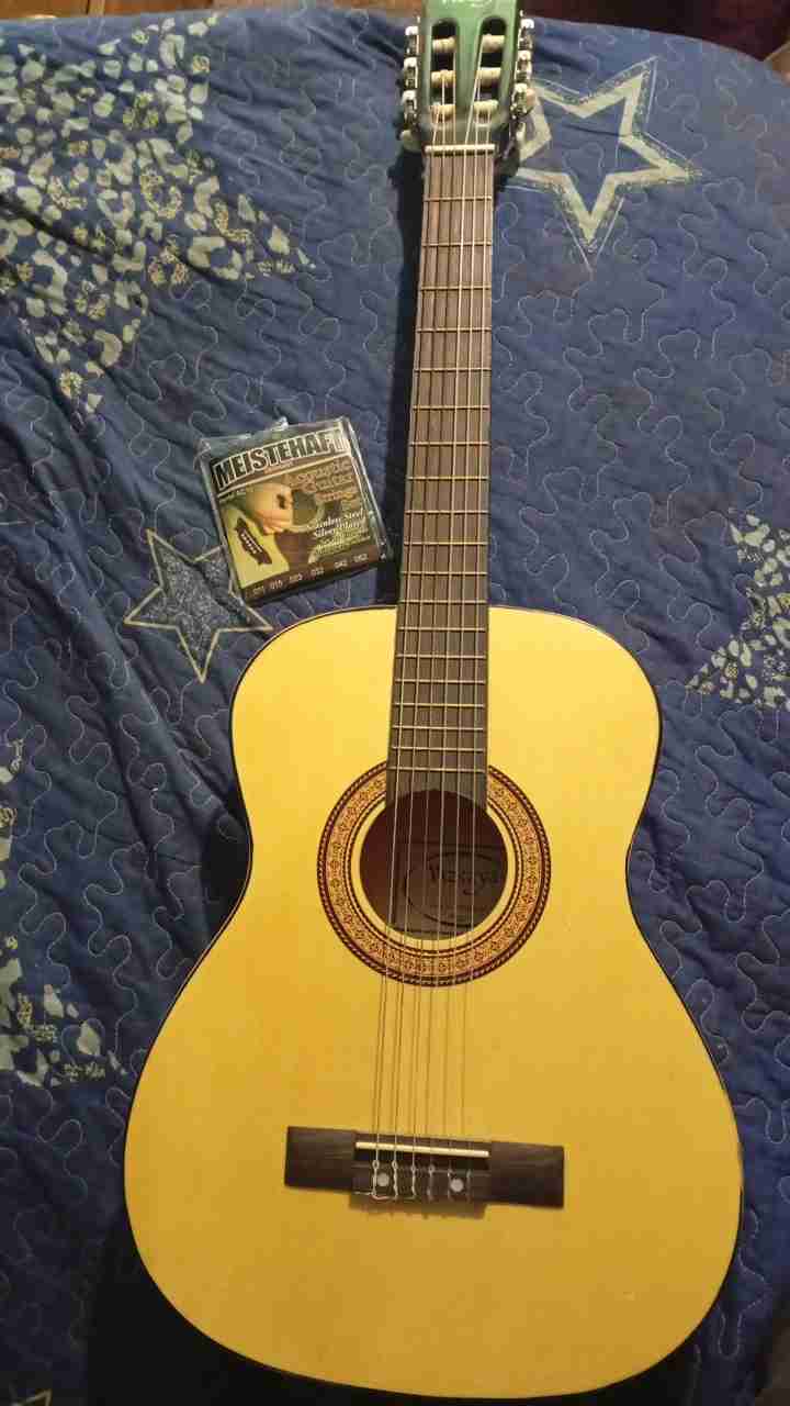 Guitarra acústica clásica en buen estado - miniatura 1