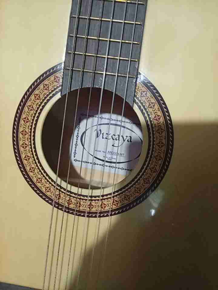 Guitarra acústica clásica en buen estado - miniatura 2