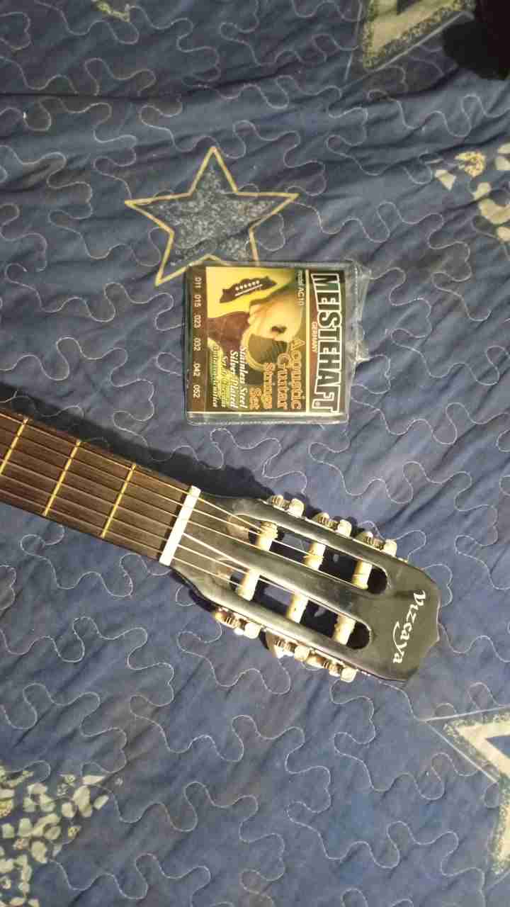 Guitarra acústica clásica en buen estado - miniatura 3