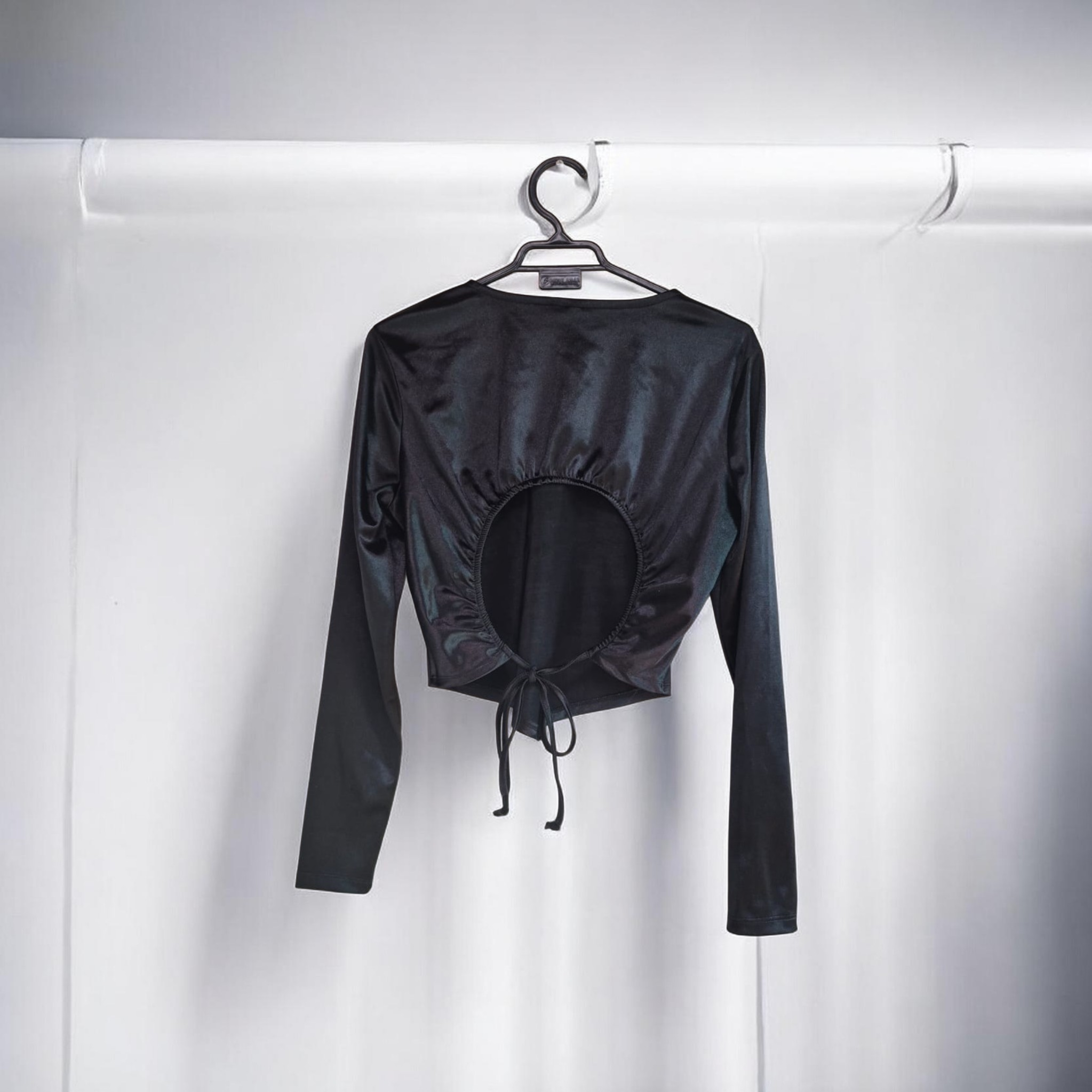 Top negro, escote espalda. - miniatura 2