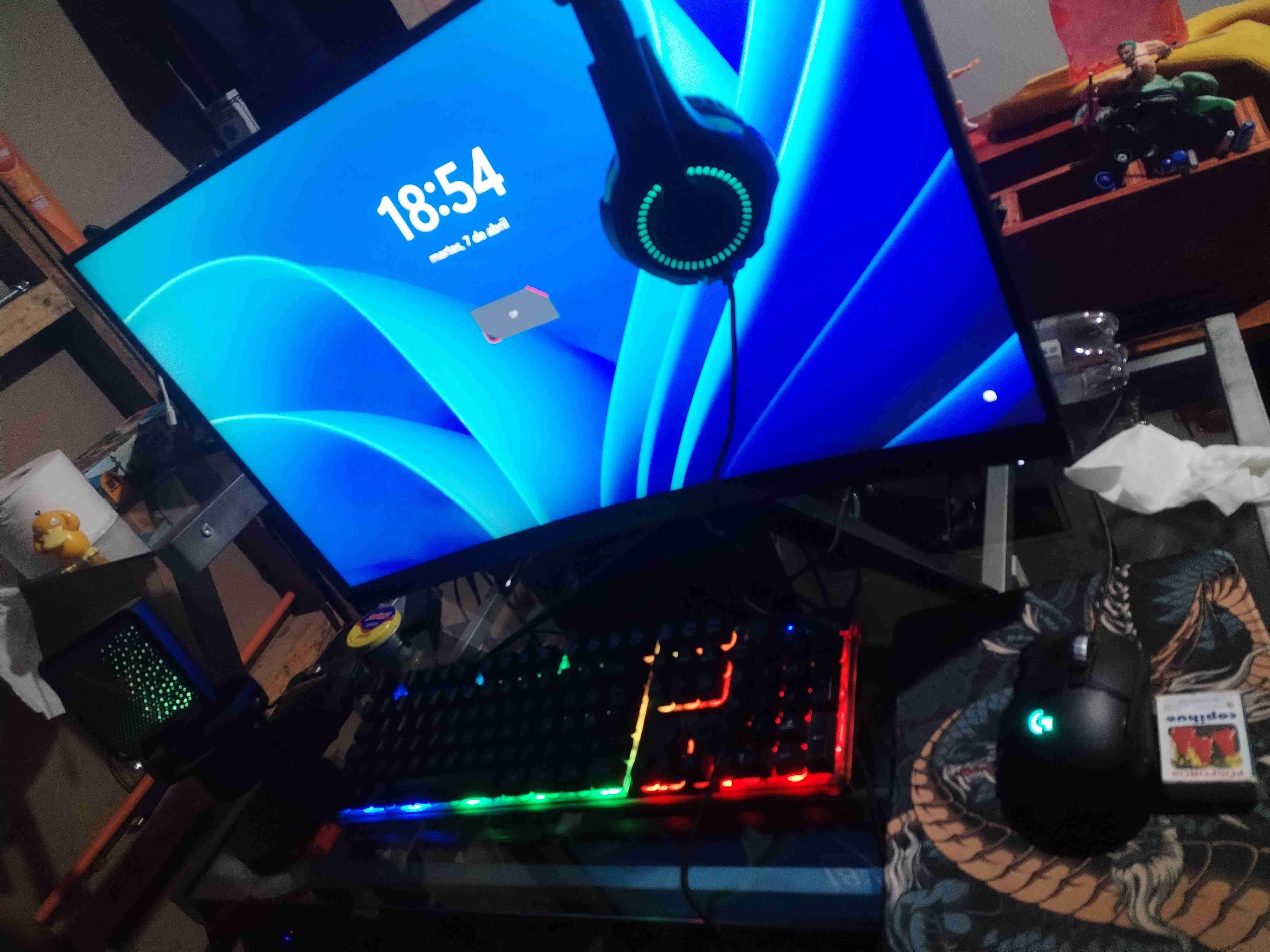 Setup PC con monitor y periféricos - 1