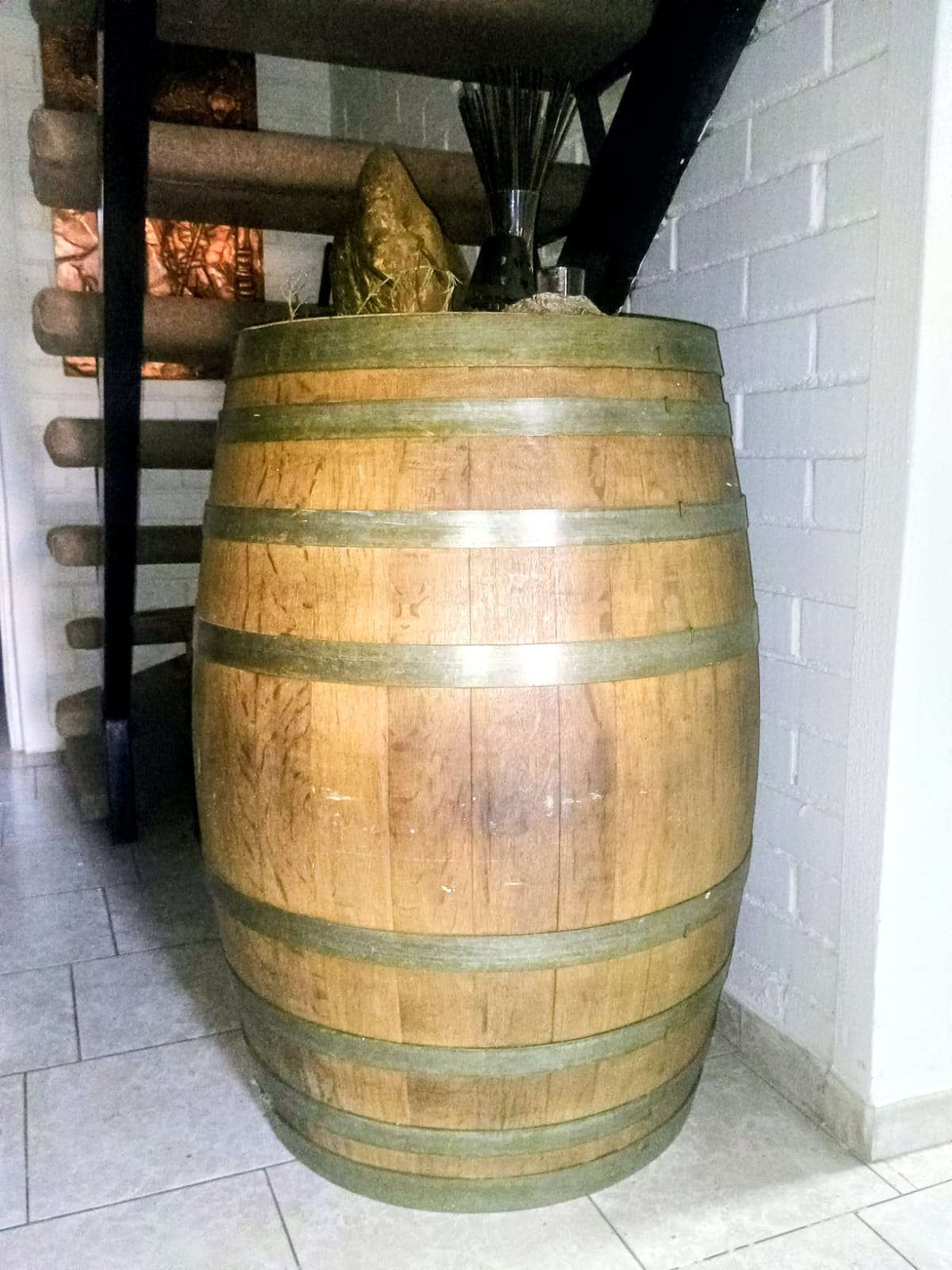 Barril de madera decorativo