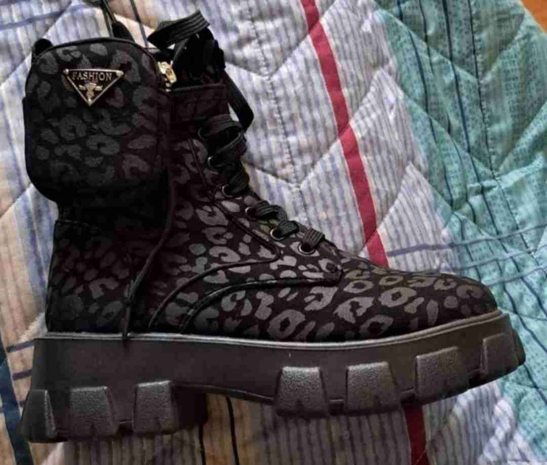 Botas negras con estampado - miniatura 2