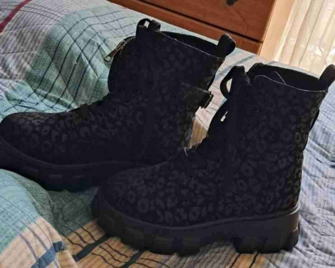 Botas negras con estampado - miniatura 3