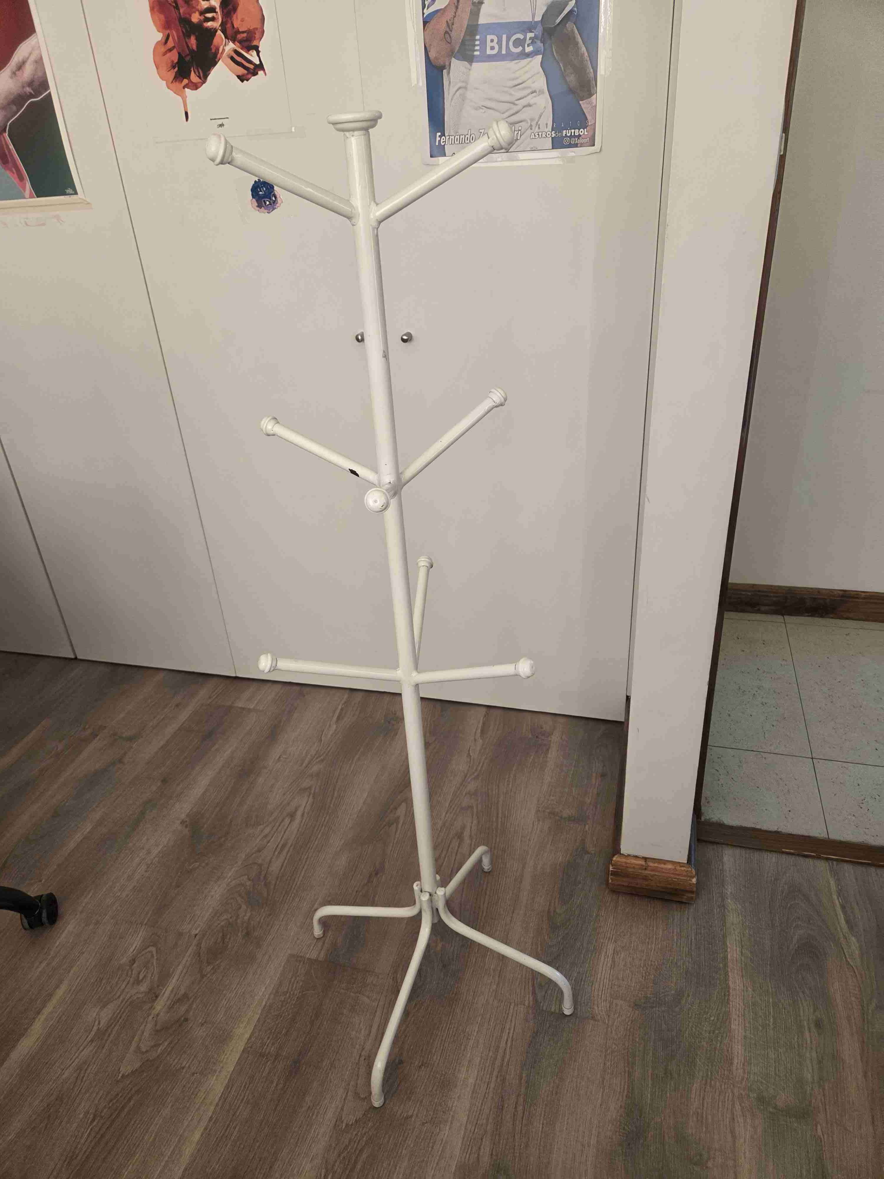 Perchero metálico blanco