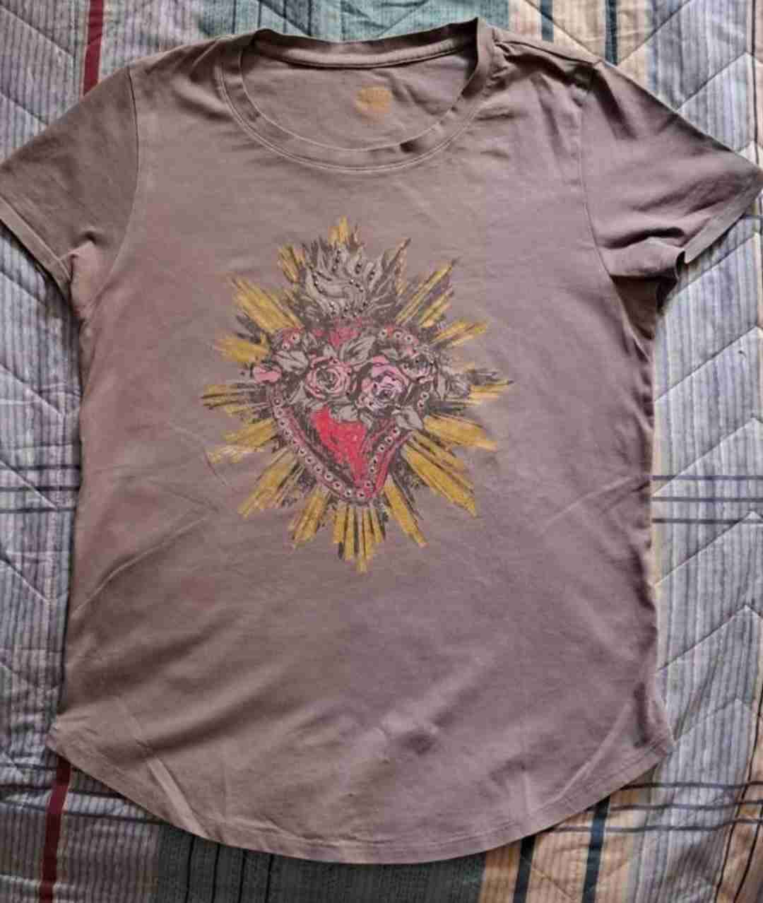 Polera gris con diseño de corazón