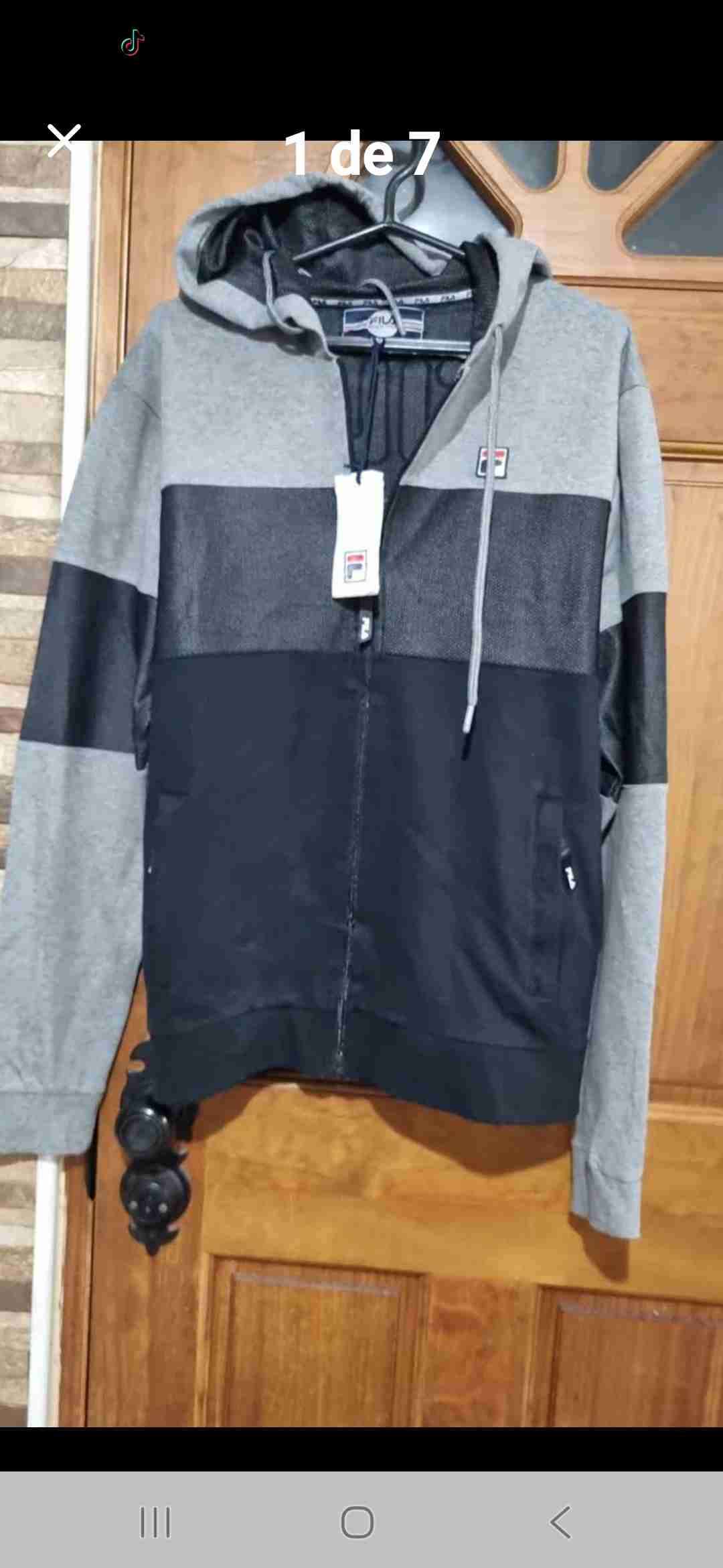 Polerón gris y negro con capucha - 1