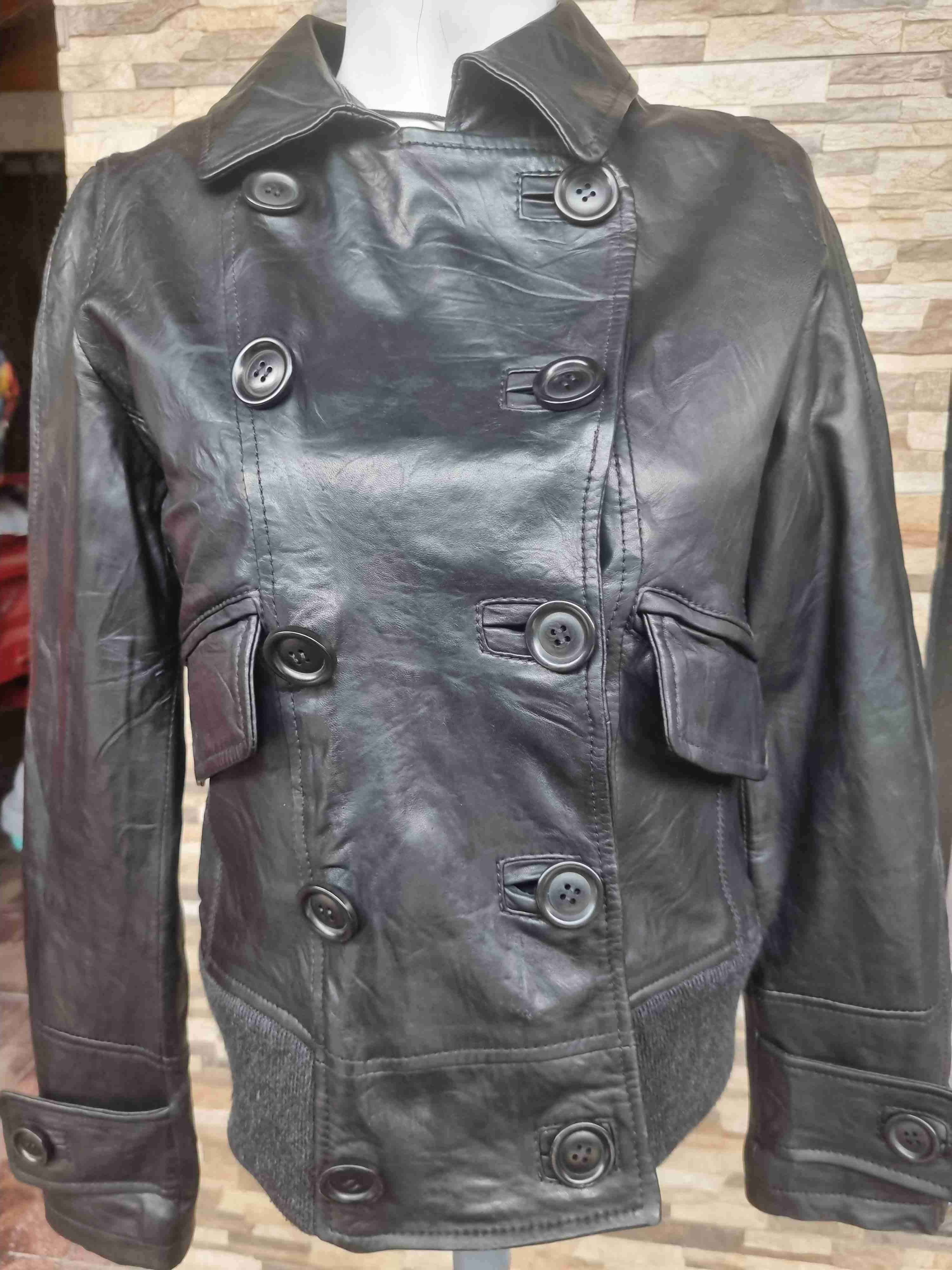 Chaqueta de cuero negra - miniatura 5