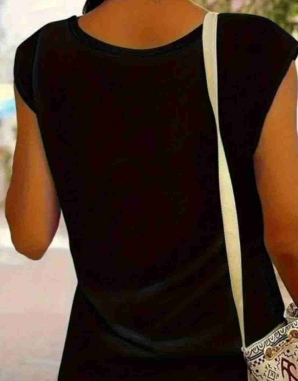 Polera negra Calvin diseño moderno - 2