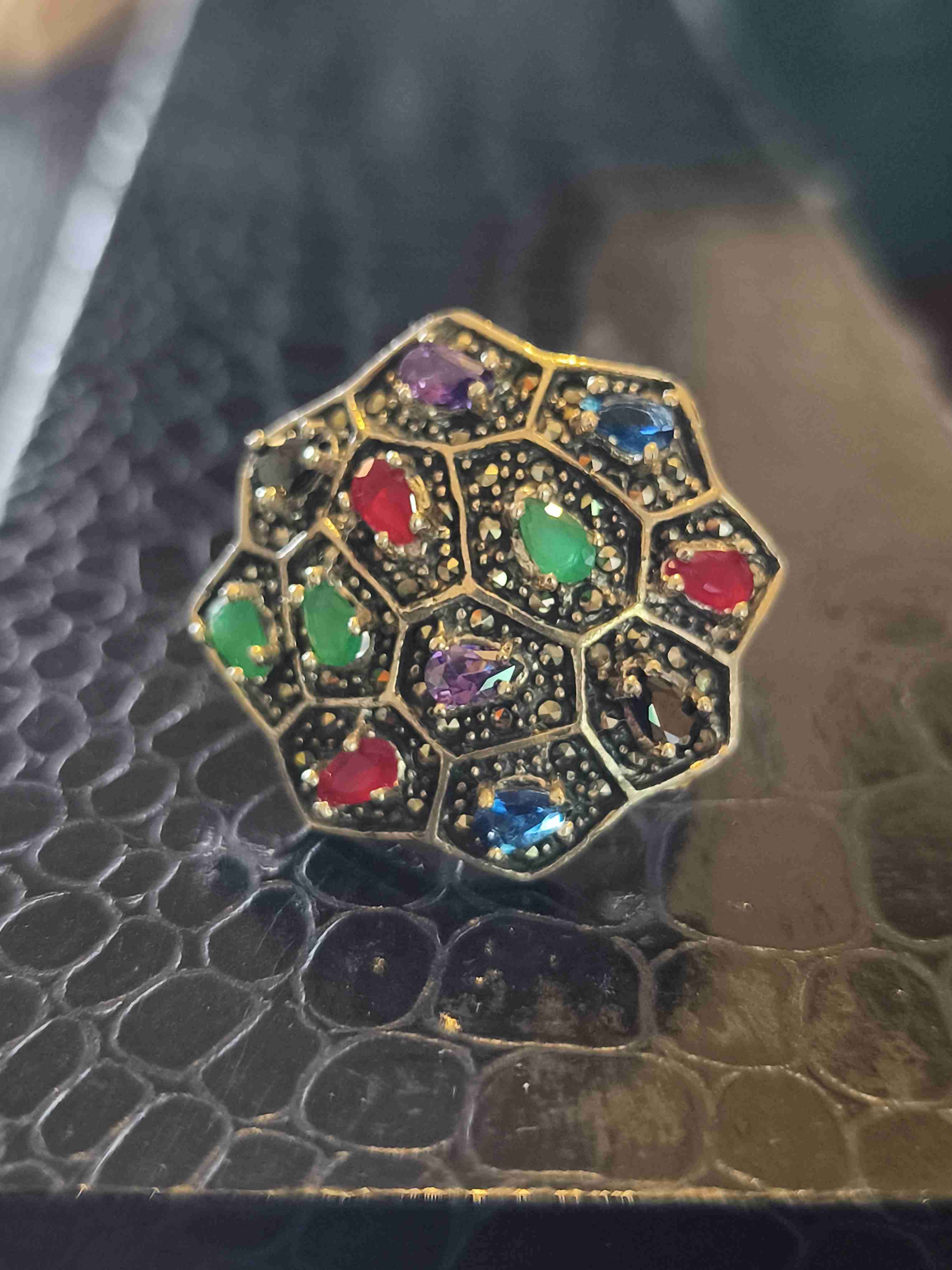 Anillo con piedras de colores