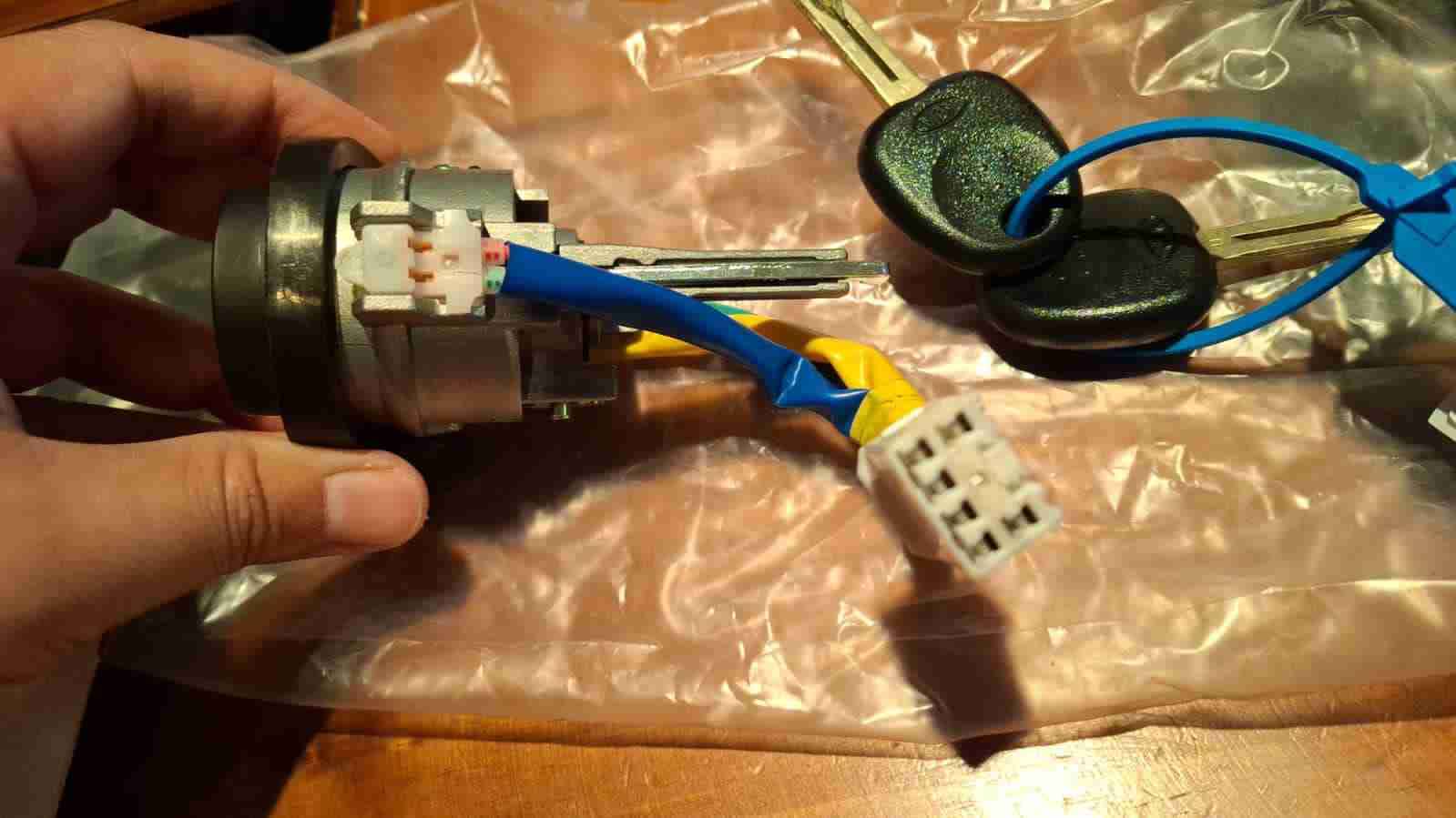 Cilindro de encendido con llaves Kia rio - miniatura 1