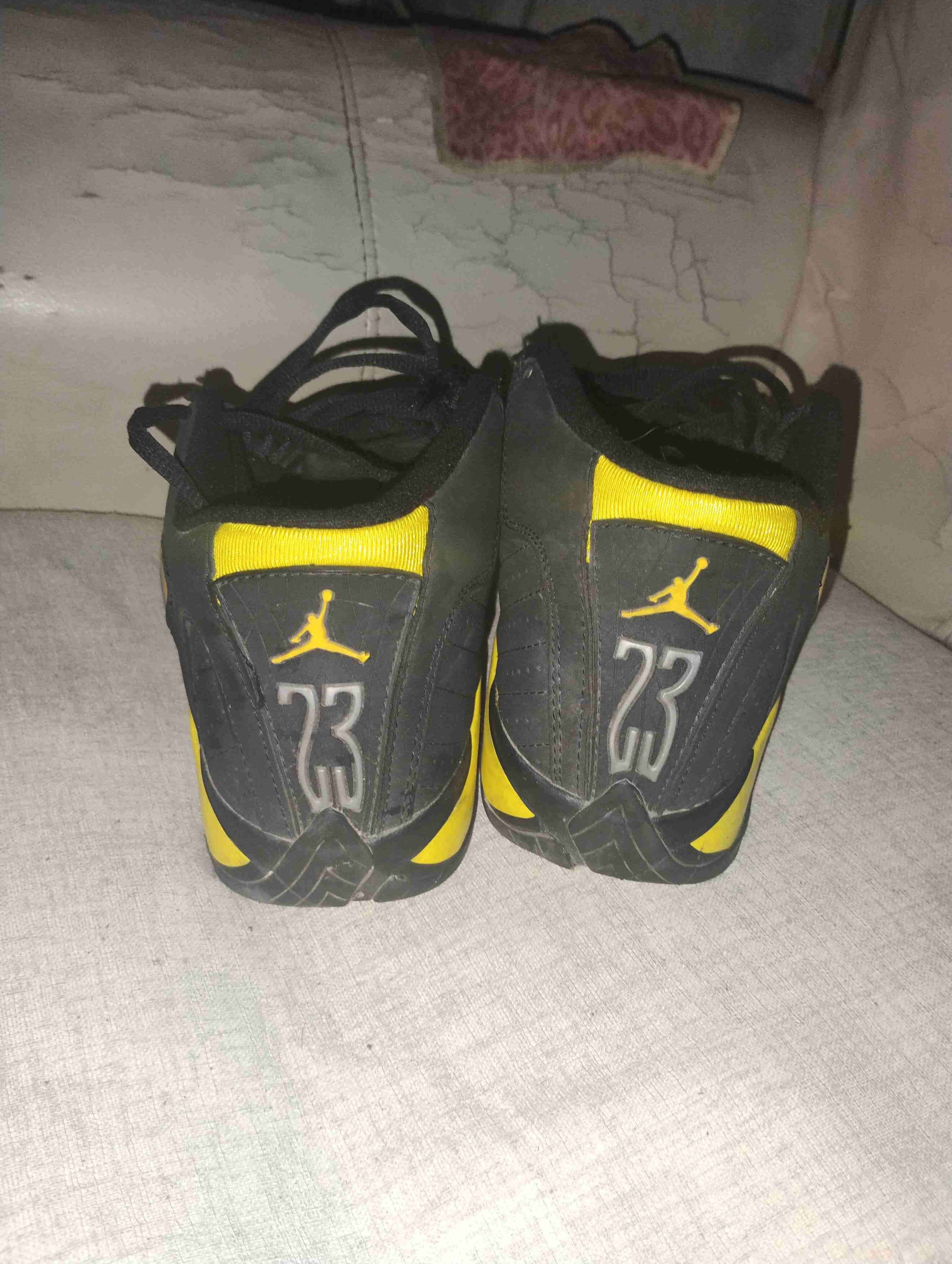 Zapatillas deportivas negras y amarillas - miniatura 1