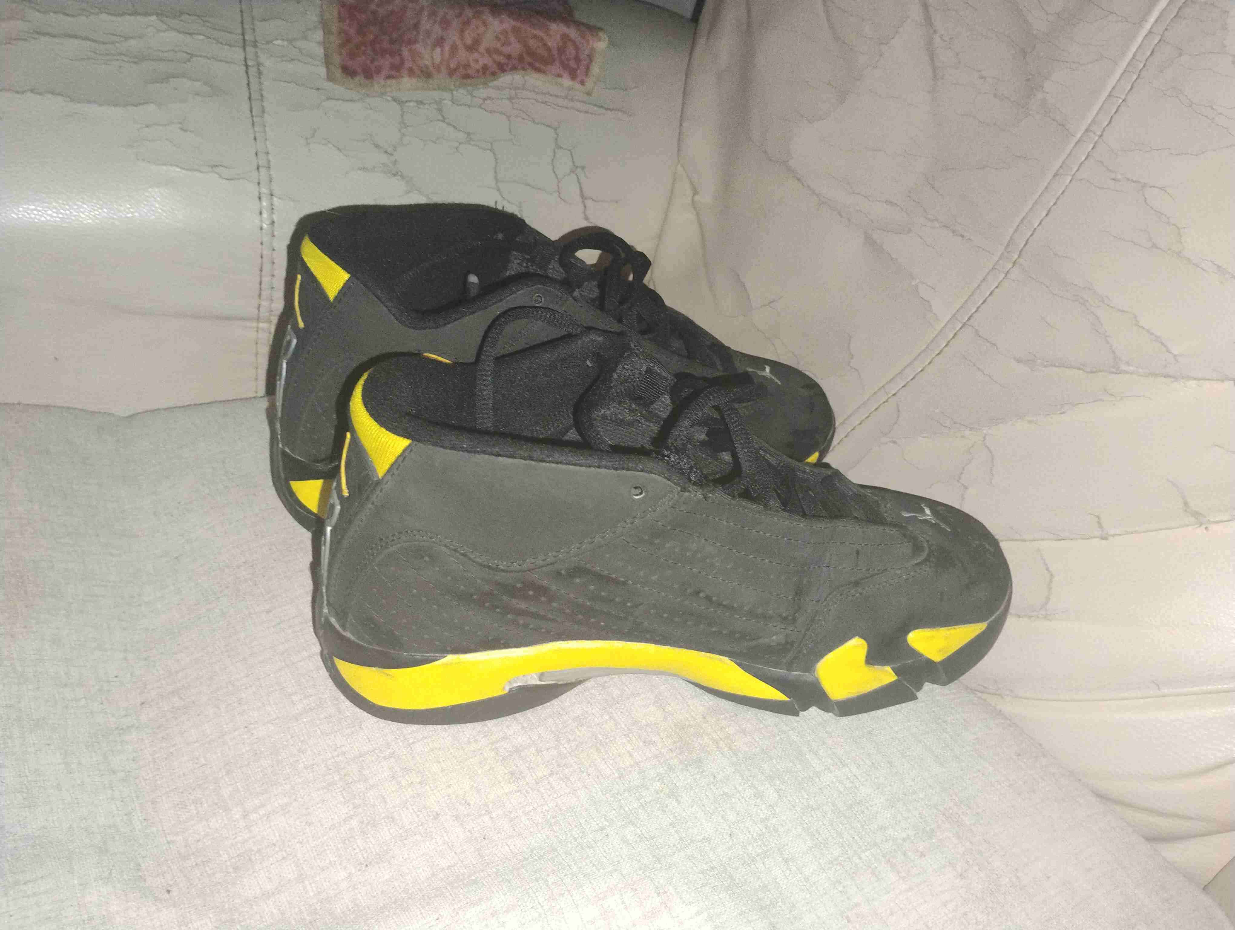 Zapatillas deportivas negras y amarillas - miniatura 2