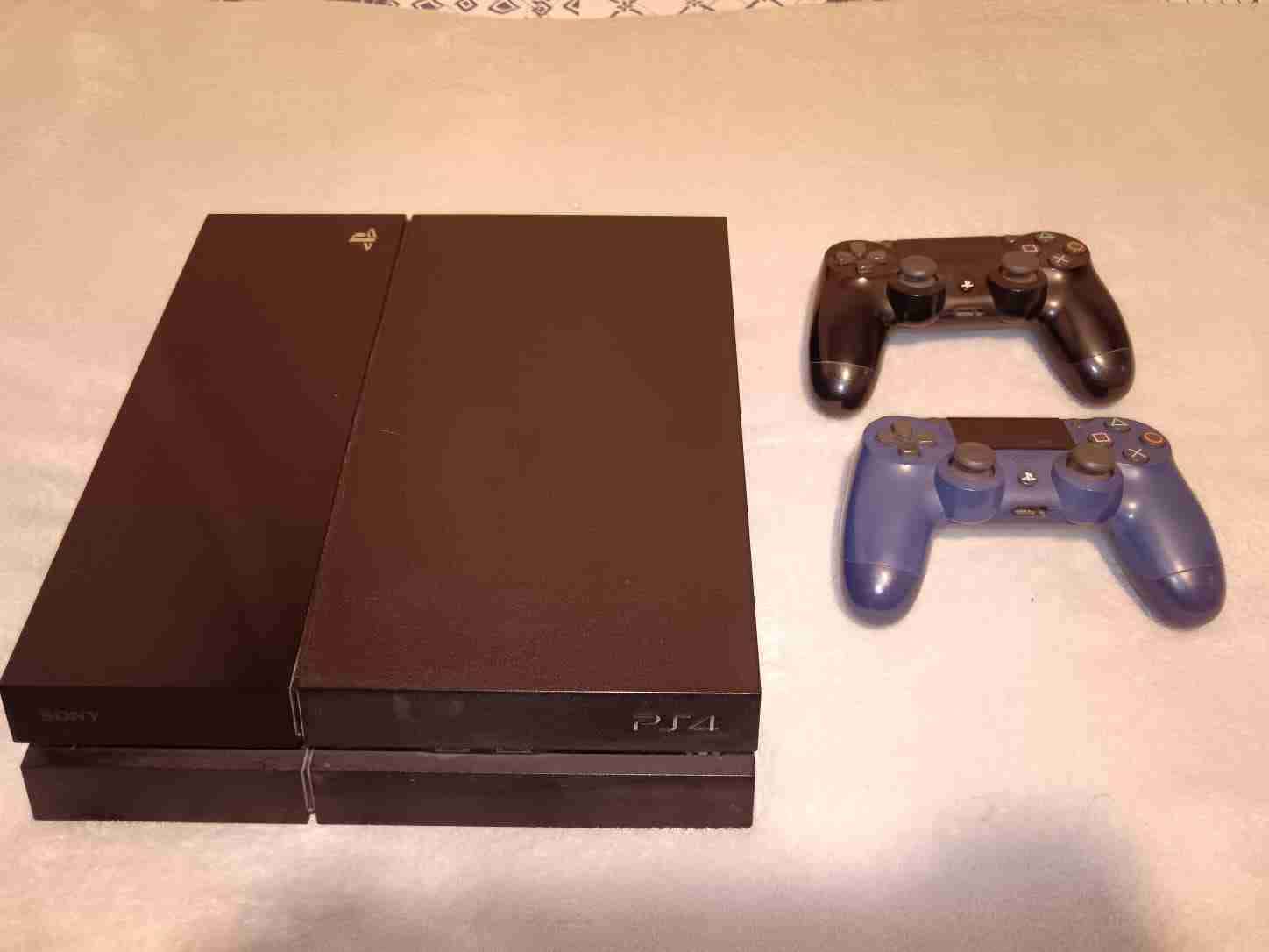 Consola PS4 con dos controles - miniatura 1