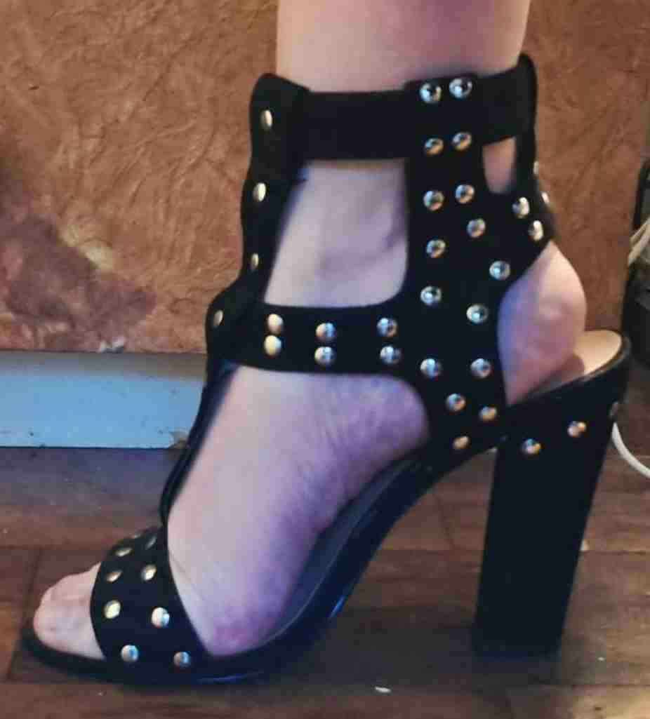 Sandalia negra con tachas - miniatura 2