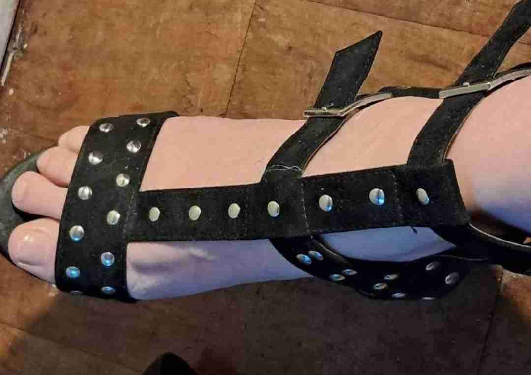 Sandalia negra con tachas - miniatura 3