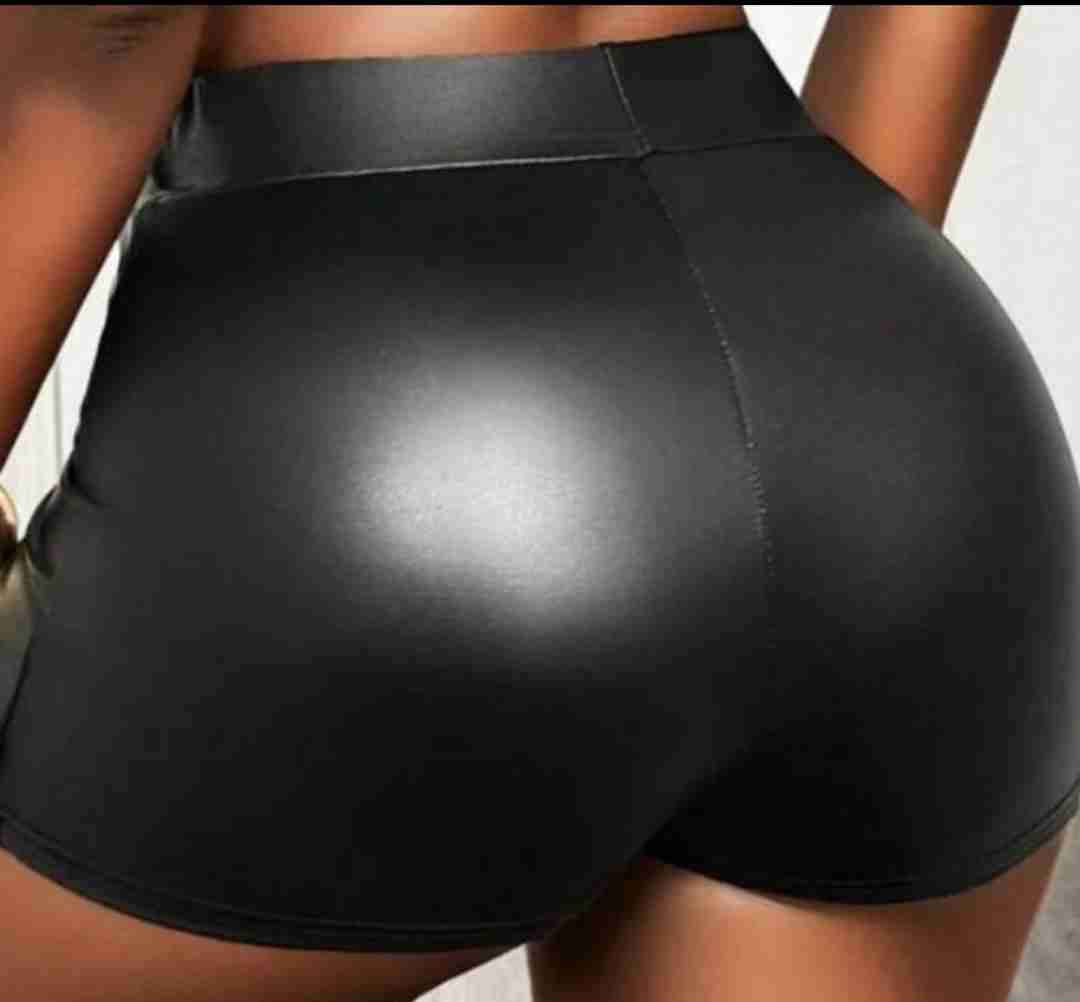 Falda shorts negros de cuero sintético - miniatura 2