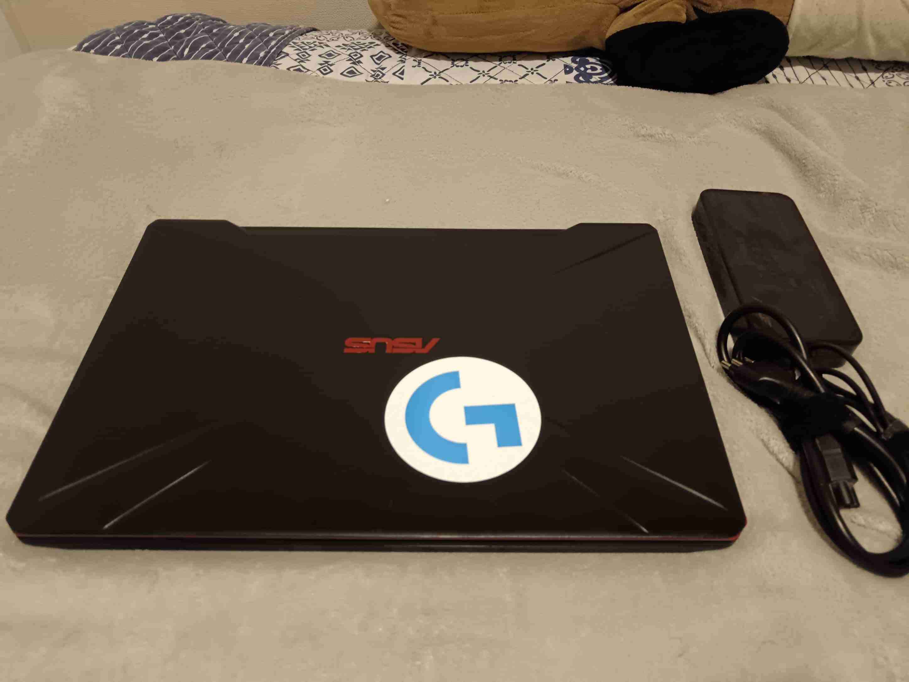 Laptop ASUS TUF FX504 con cargador - miniatura 1