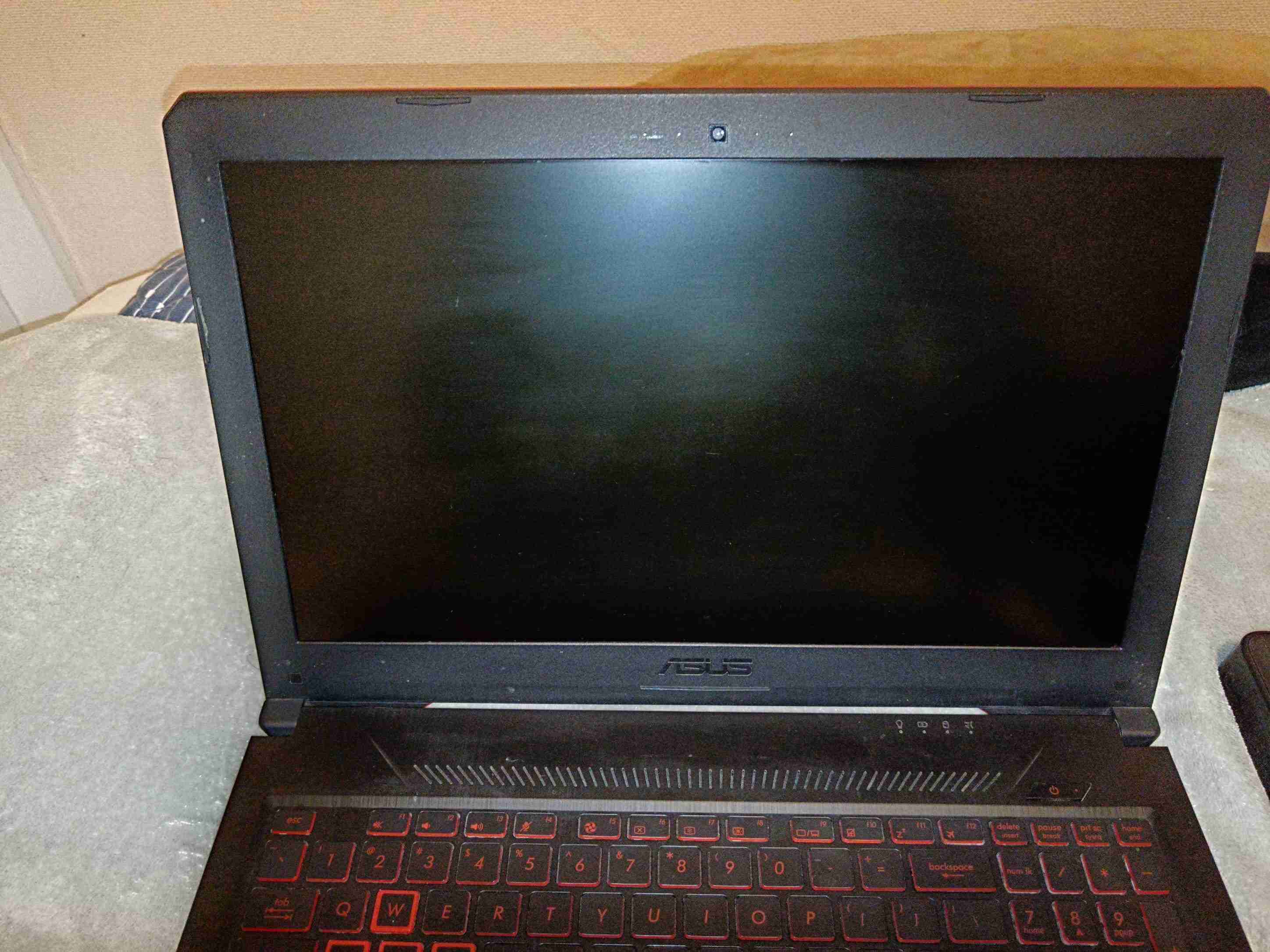 Laptop ASUS TUF FX504 con cargador - miniatura 4