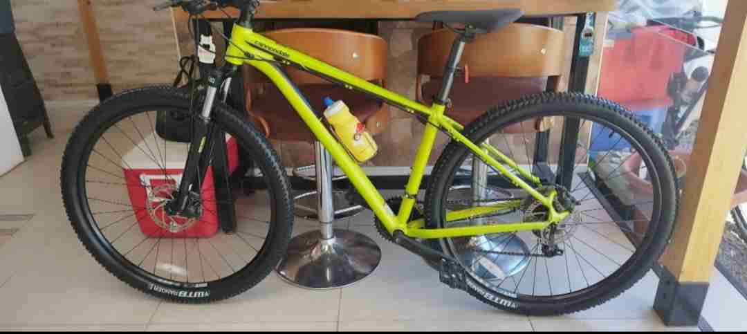 Bicicleta todo terreno amarillo