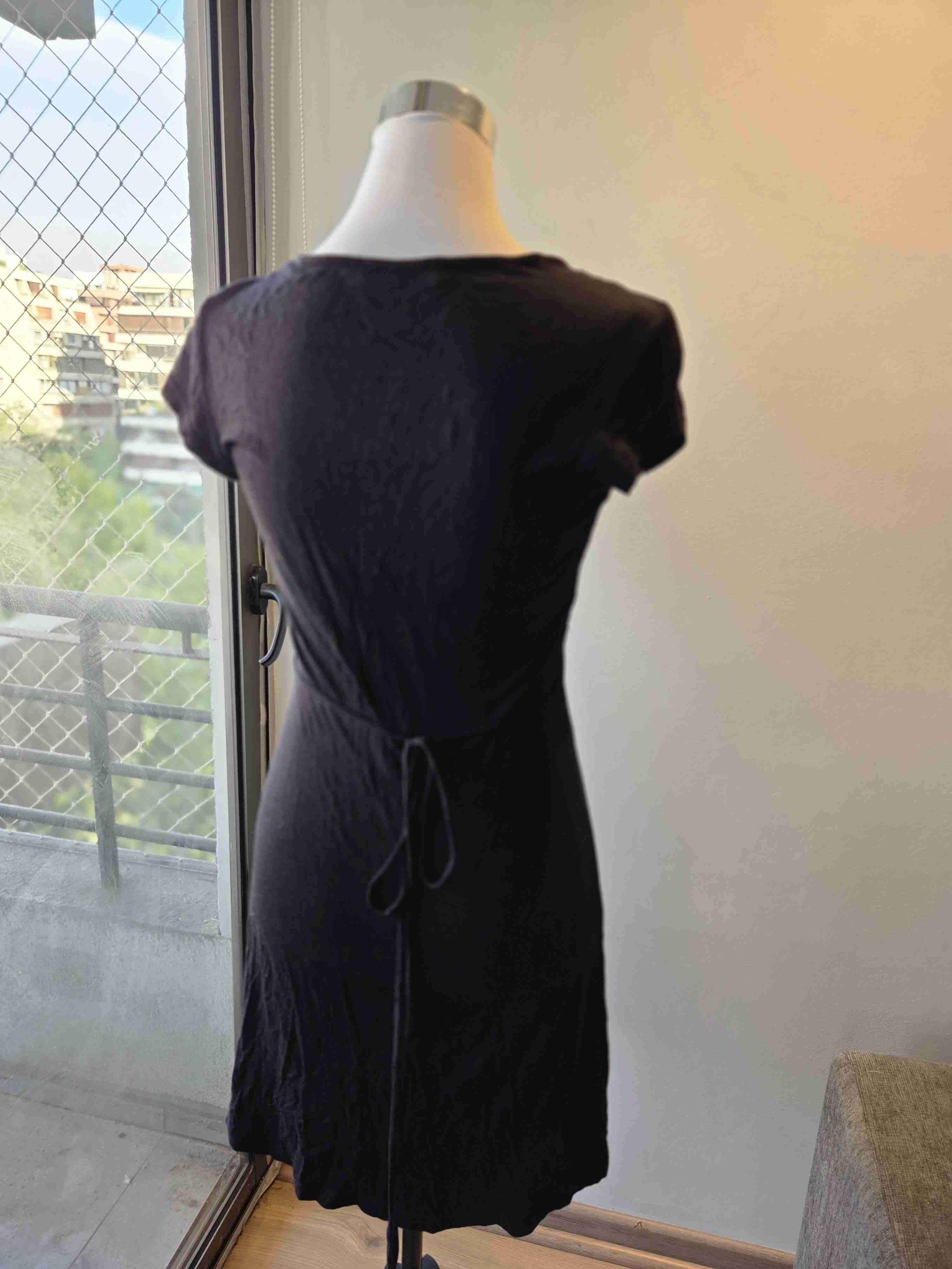 Vestido negro corte cruzado - miniatura 2