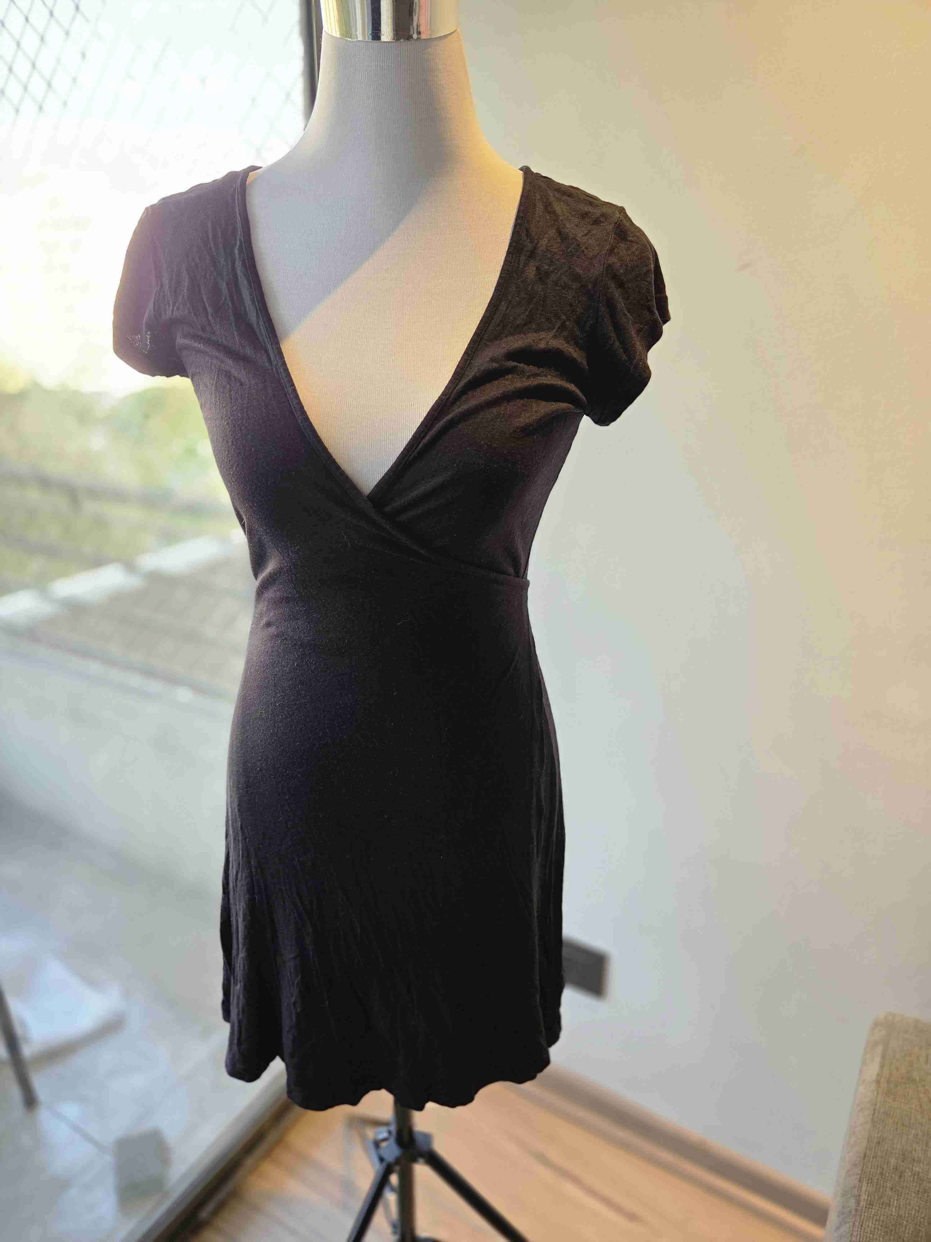 Vestido negro corte cruzado - miniatura 3