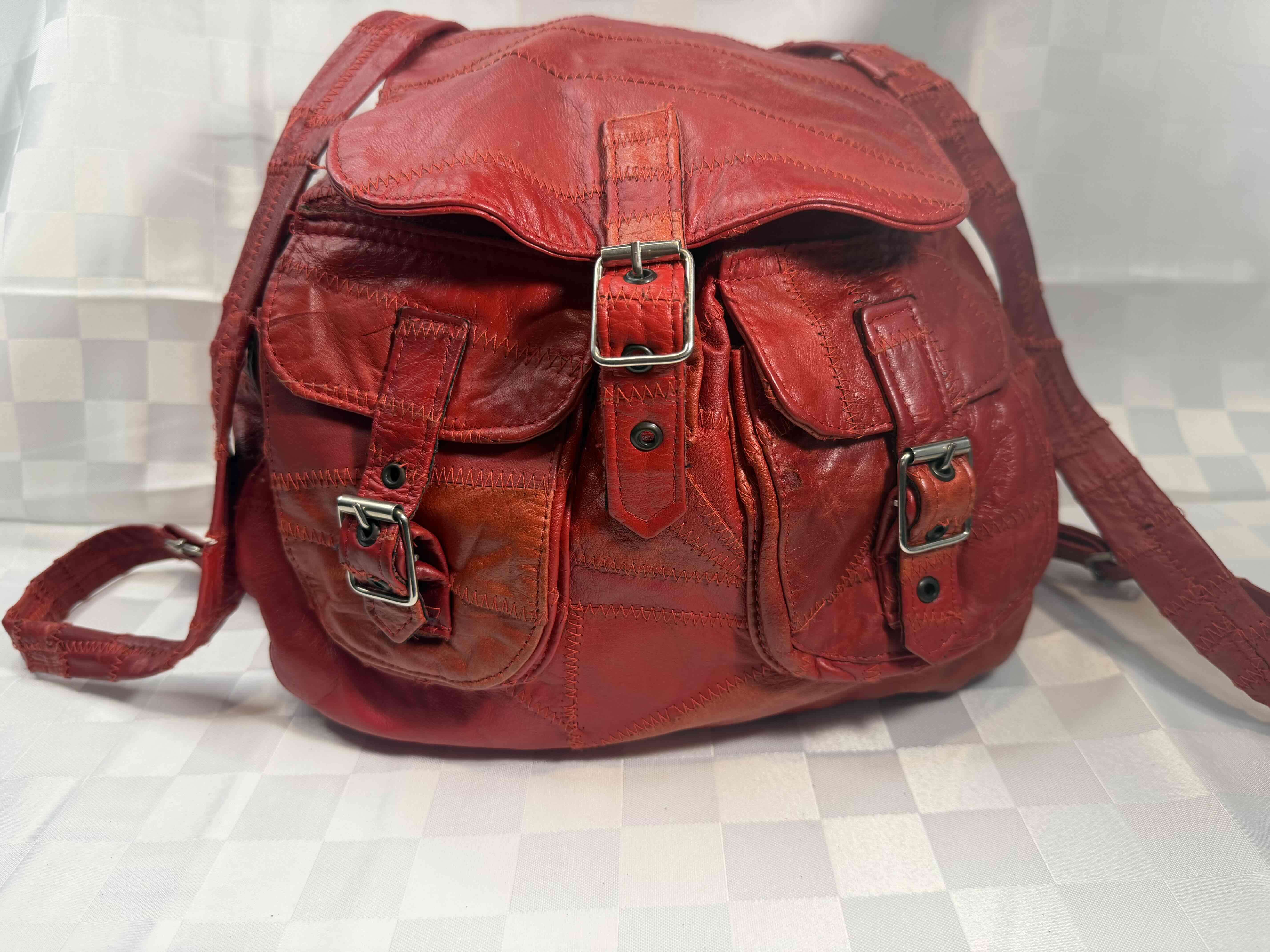 Mochila cuero argentino rojo con hebillas