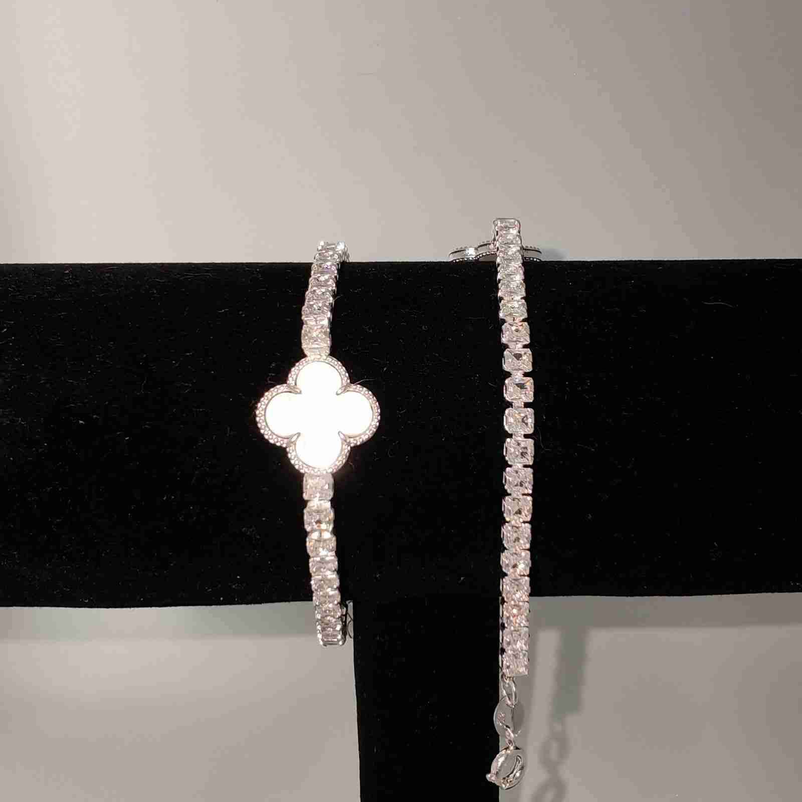 Pulsera con dije brillante - 1