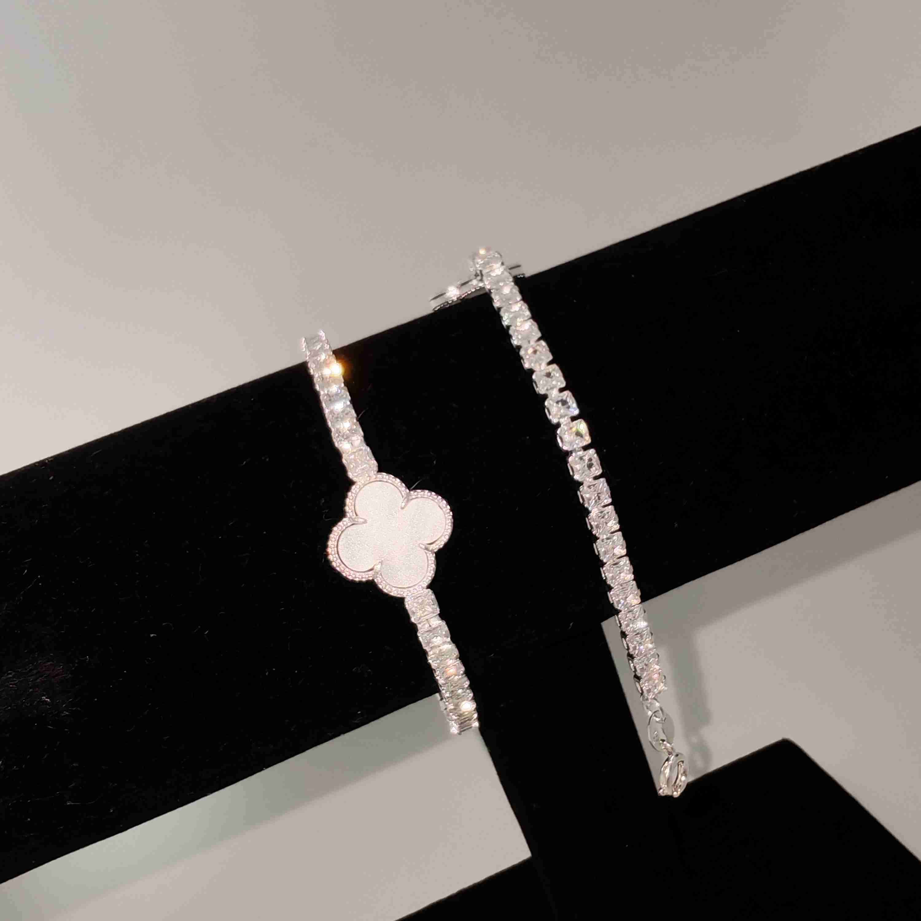 Pulsera con dije brillante - 2