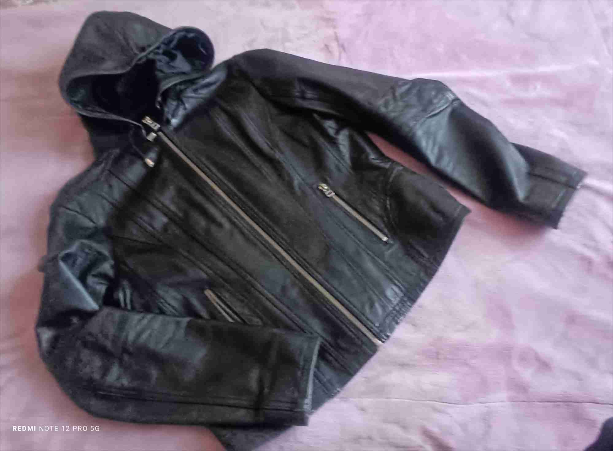 Chaqueta negra con capucha - 1