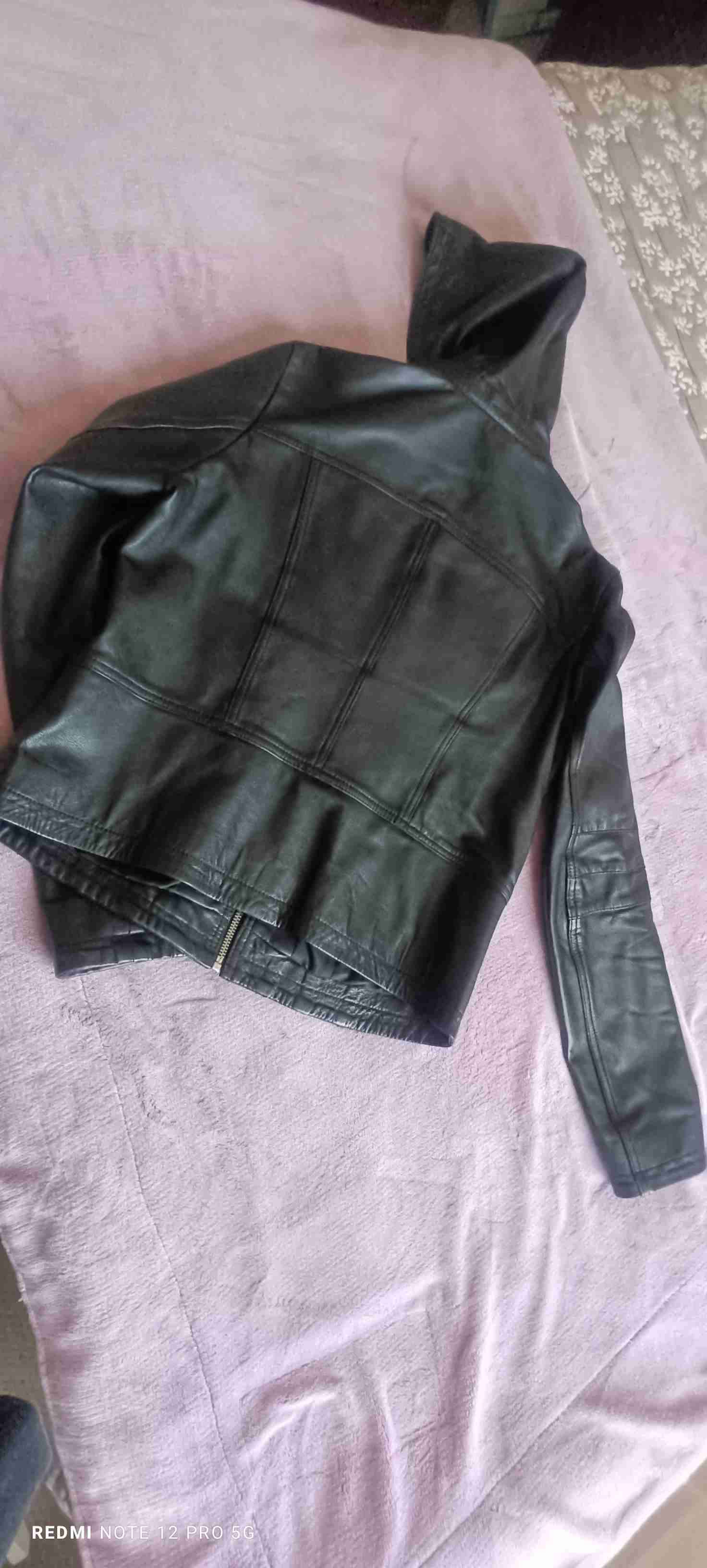 Chaqueta negra con capucha - 2