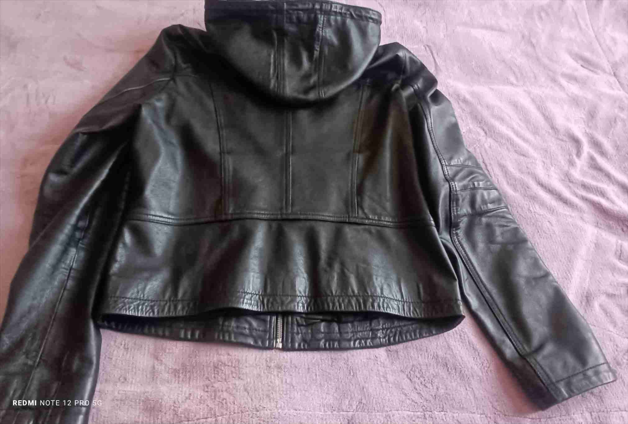 Chaqueta negra con capucha - 3